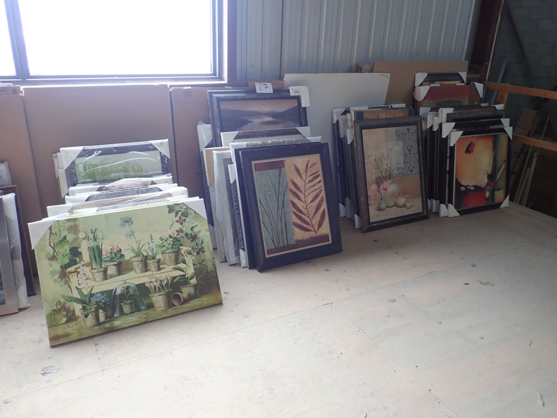 LOT OF ASSORTED FRAMES W/ ARTWORK (+/- 130 PIECES) / LOT DE CADRES AVEC OEUVRE D'ART (+/- 130