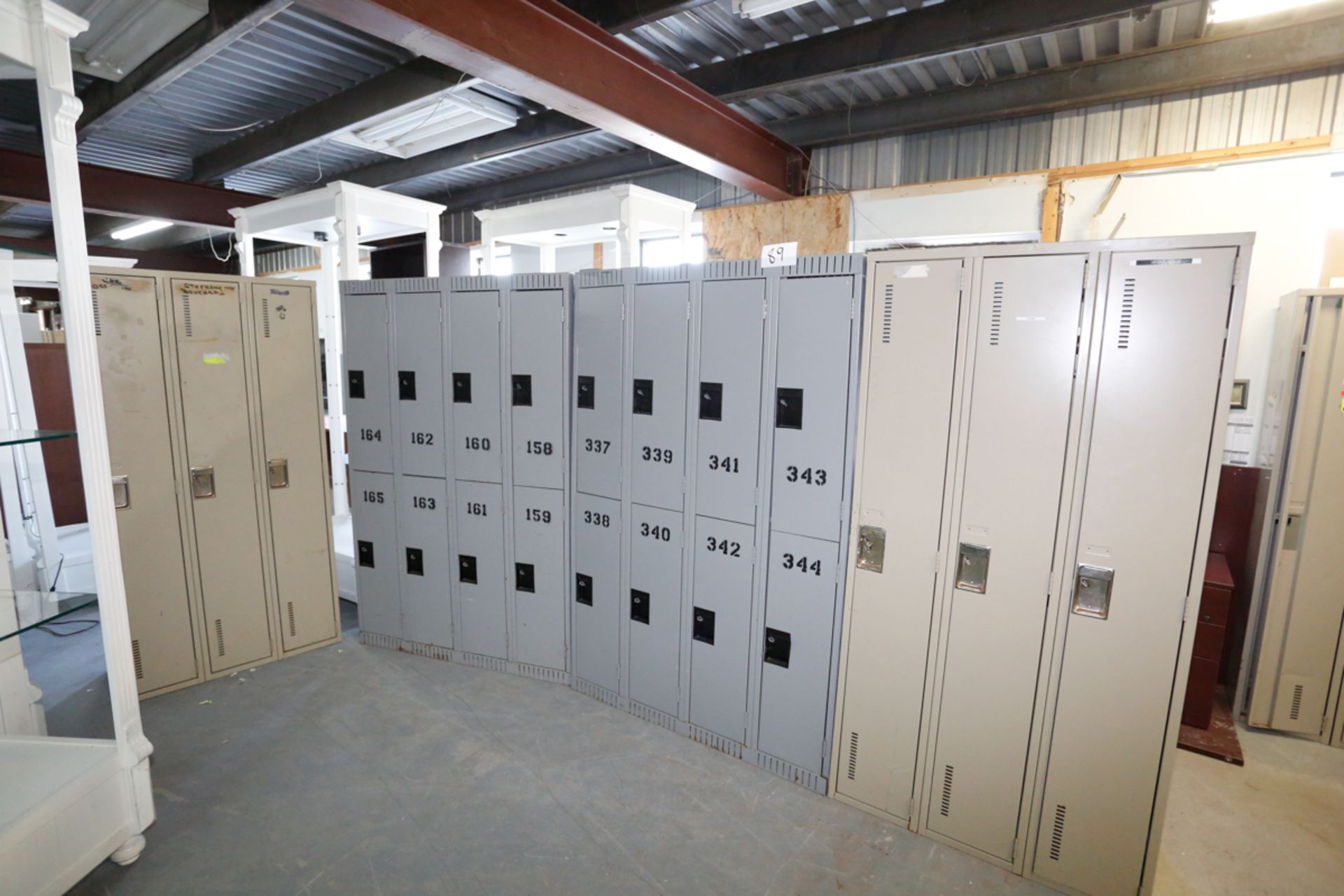 LOT OF LOCKERS / LOT DE CASIERS (41 DOORS)