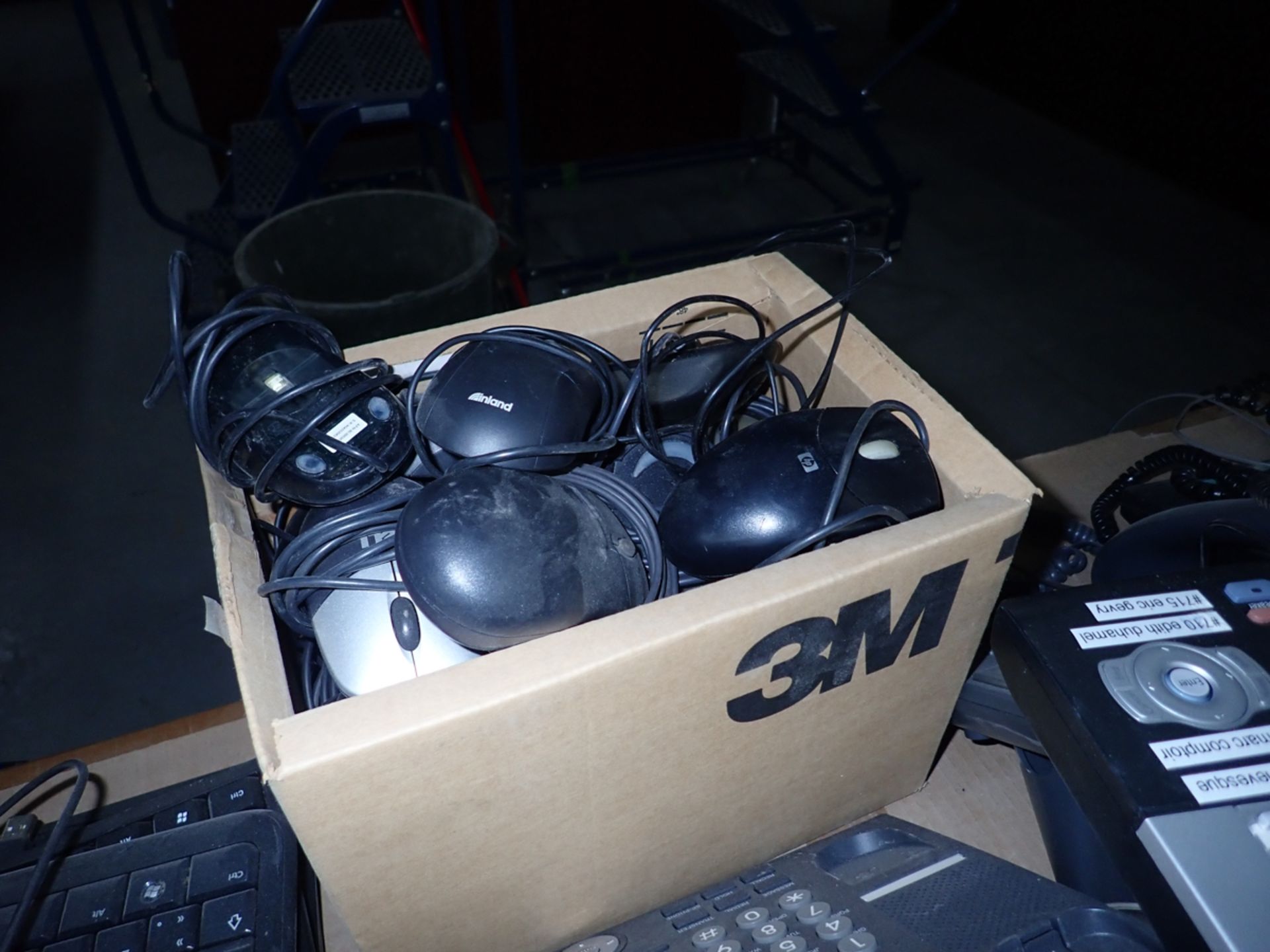 LOT OF ASSORTED KEYBOARD & MOUSES (+/- 50 PIECES) / LOT DE CLAVIERS ET SOURIS ASSORTIS )+/- 50 - Image 2 of 2