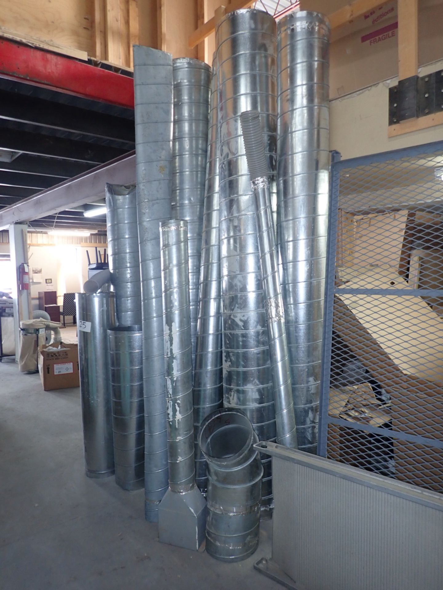 LOT OF ASSORTED DUCTING / LOT DE CONDUITS DE VENTILLATION ASSORTIS