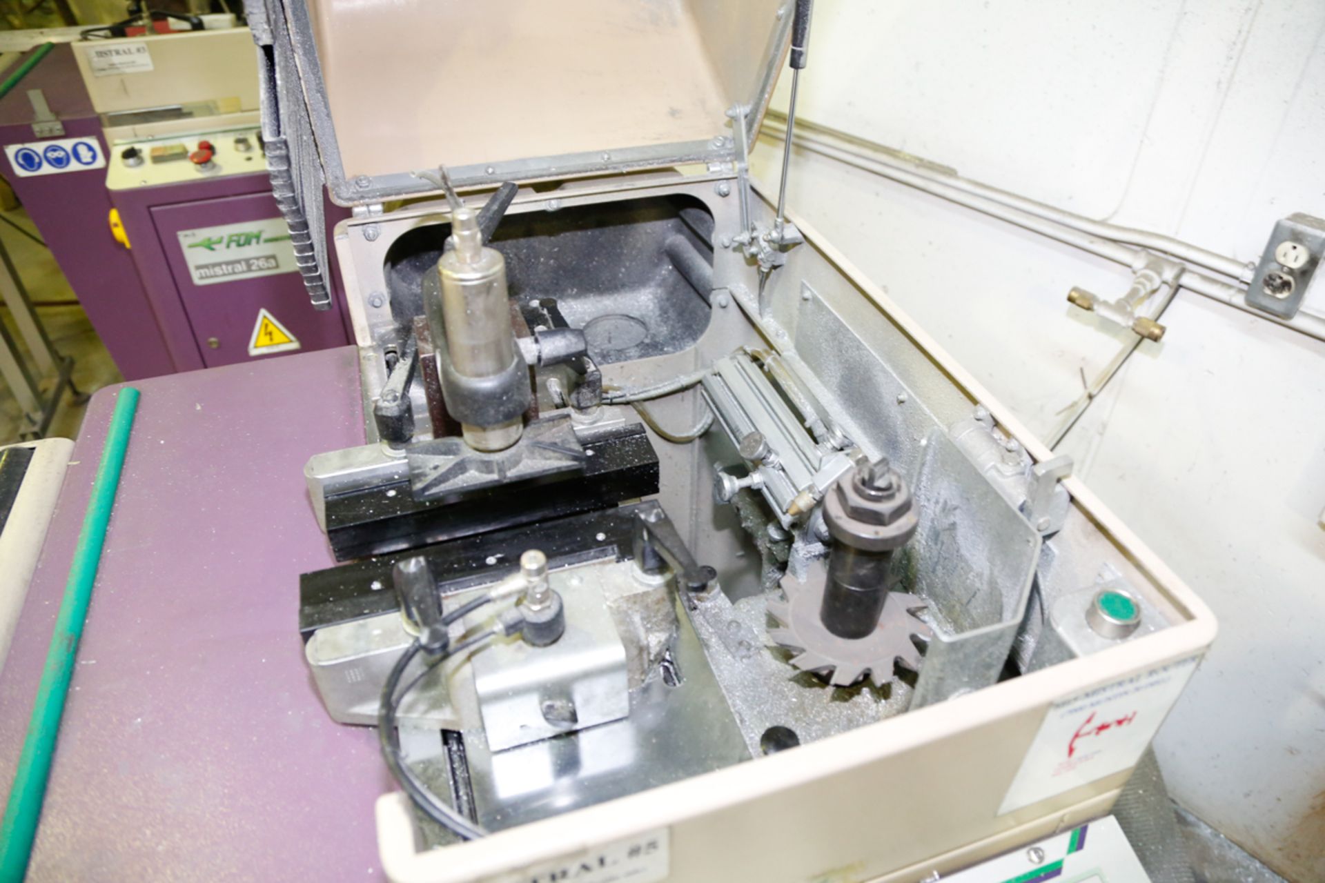 FOM VARIABLE ANGLE END-MILLING MACHINE MOD. MISTRAL 26A, AUTO. CLAMPING & FEED (2001), S/N: 025257 - Image 2 of 3