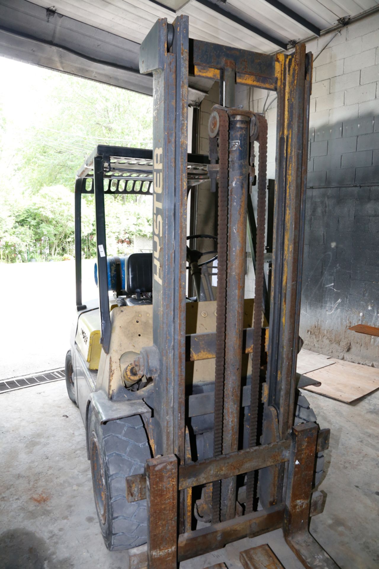 HYSTER PROPANE FORKLIFT MOD. H60H, 6000 LBS CAP., CUSHION TIRE, 2 SECTION MAST, 145" LIFT HEIGHT, - Image 4 of 4