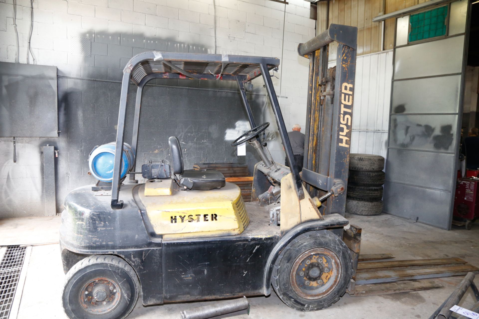 HYSTER PROPANE FORKLIFT MOD. H60H, 6000 LBS CAP., CUSHION TIRE, 2 SECTION MAST, 145" LIFT HEIGHT, - Image 3 of 4