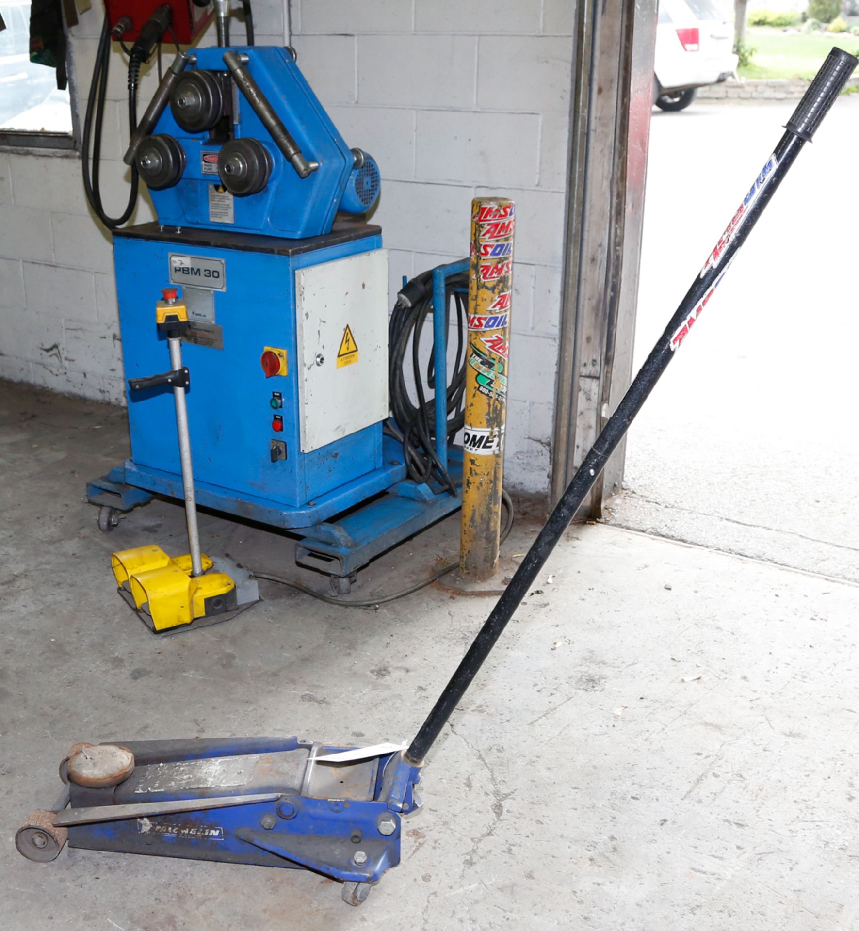 HYDRAULIC GARAGE JACK / CRIC HYDRAULIQUE DE GARAGE