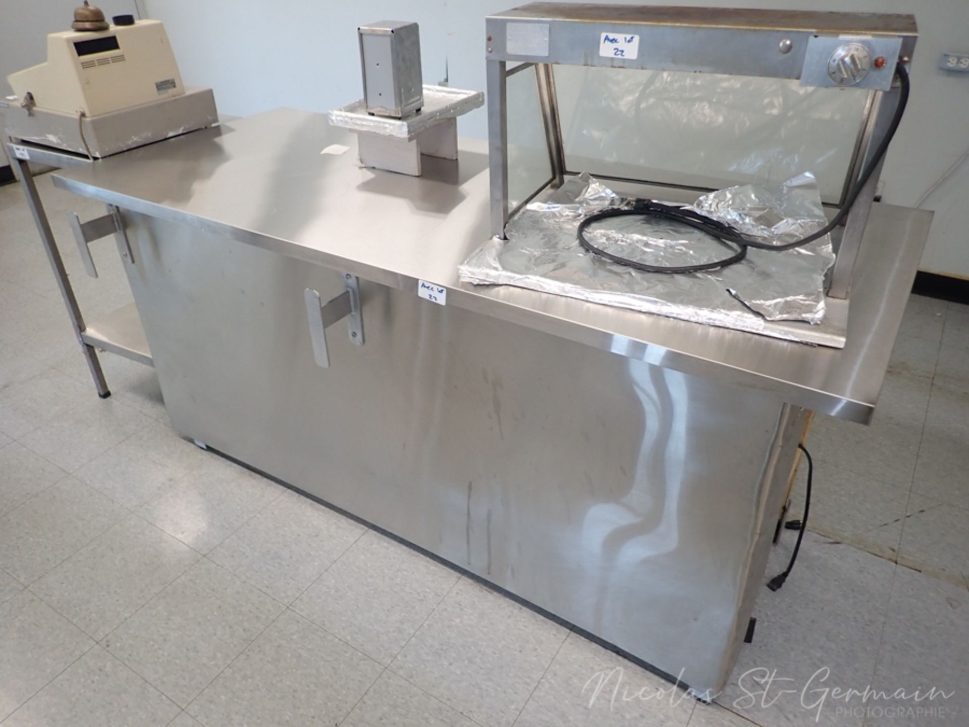 LOT REFRIGERATEUR, CONGELATEUR, RECHAUD, CAISSE ENREGISTREUSE ET 2 TABLES INOX - Image 2 of 5