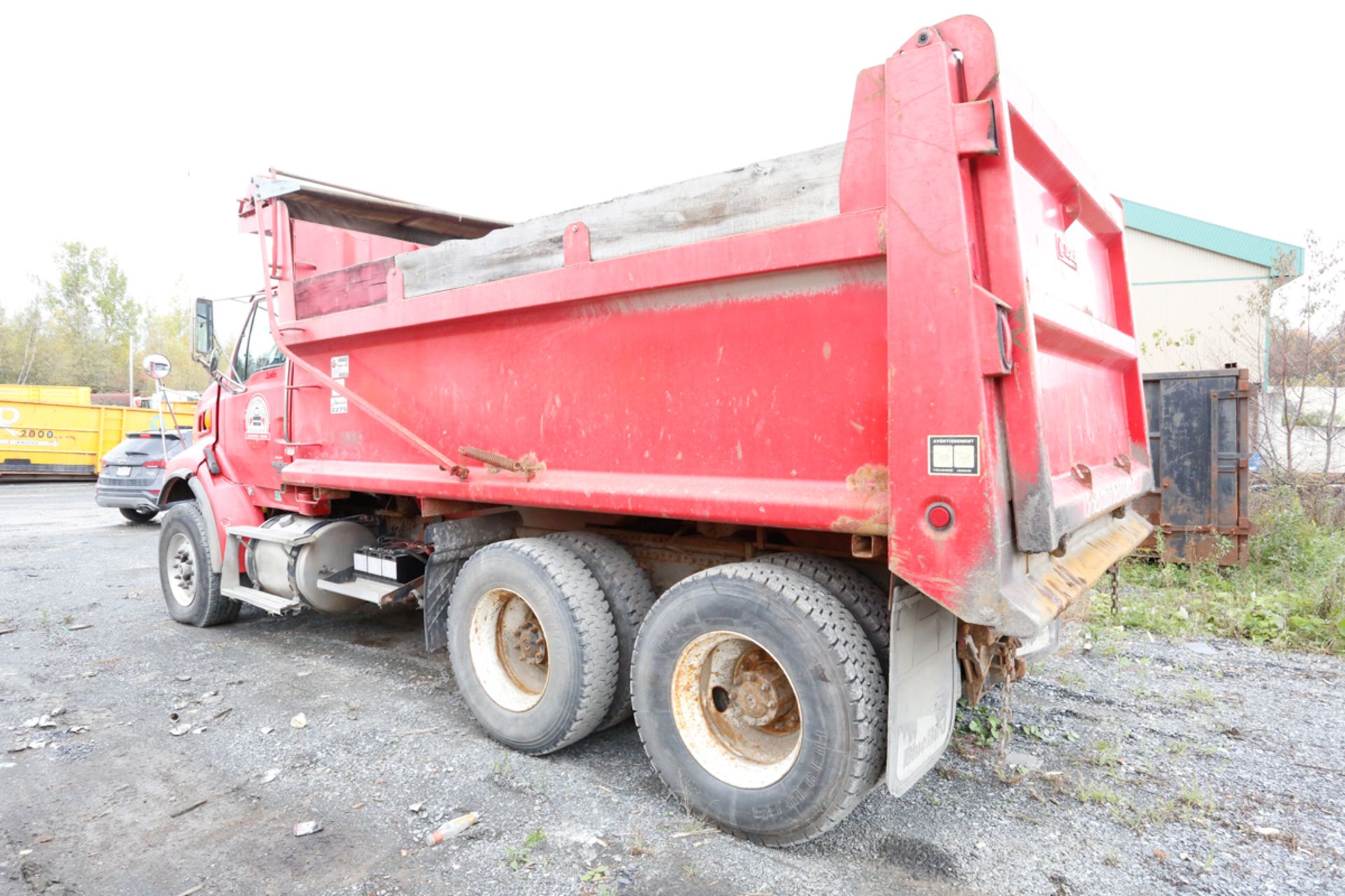 CAMION DOMPEUR STERLING L9500, 10 ROUES, 580 000 KM, A/ LIGNES A AIR, S/N: 2FWJAZCV37AW65664 (2007) - Image 2 of 4