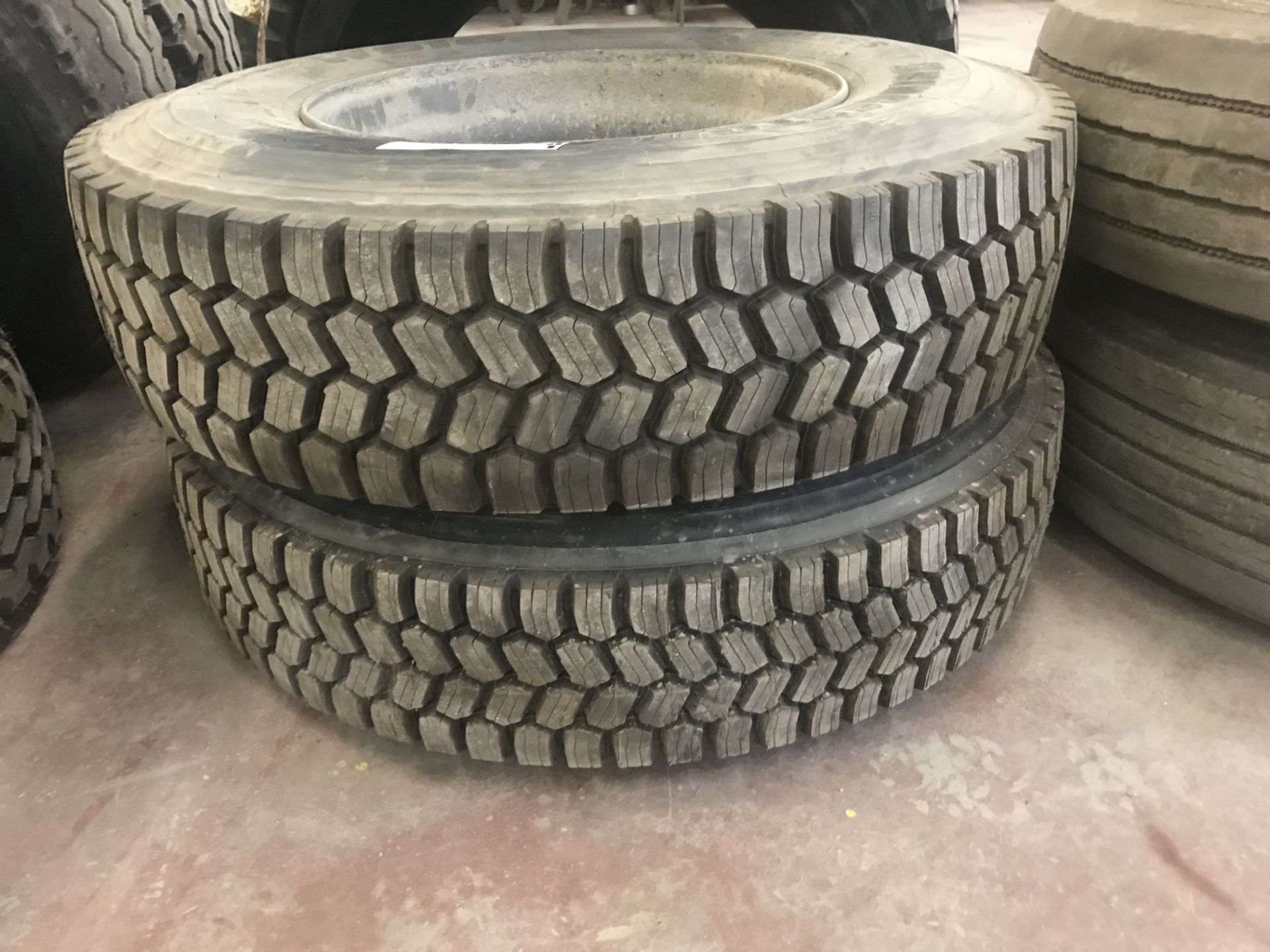 (2) PNEUS BRIDGESTONE W910 11R25