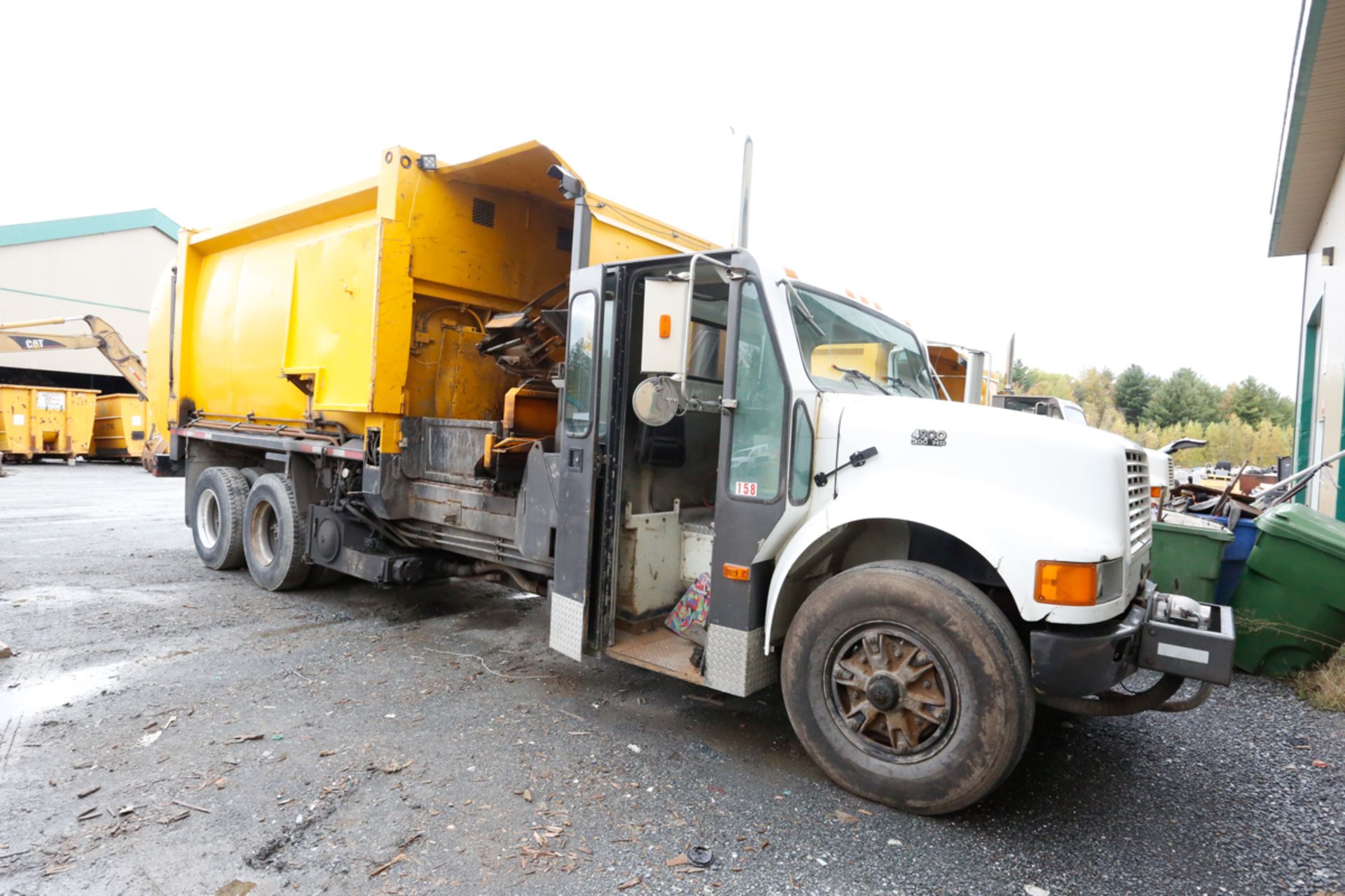 CAMION A REBUS INTERNATIONAL 4900, 10 ROUES, CHARGEMENT LATERAL, BRAS GINGRAS, MOTEUR TD466, BENNE