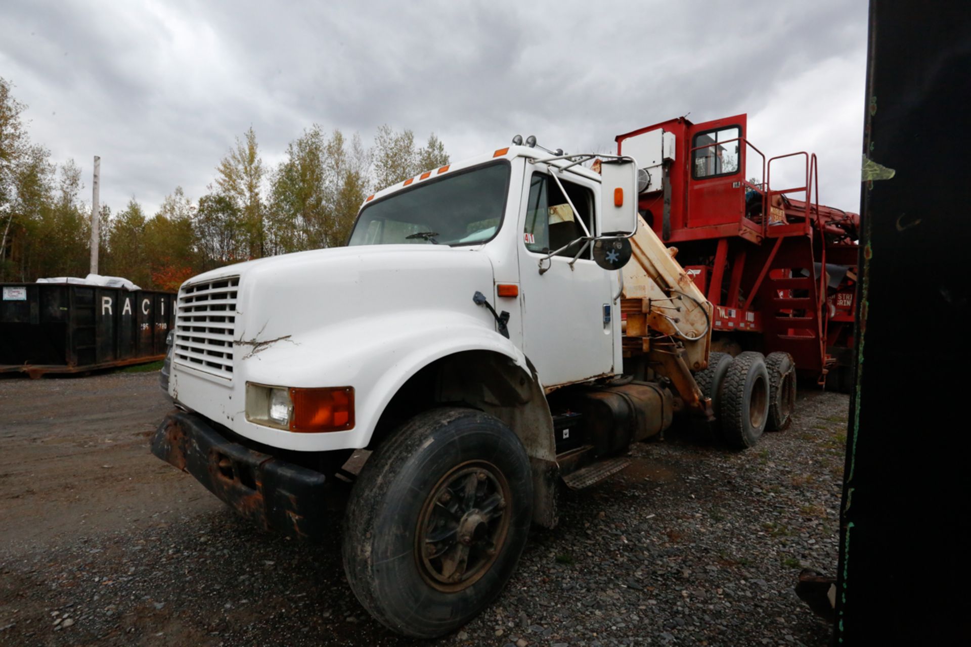 CAMION TRACTEUR INTERNATIONAL 4900, AVEC GRUE MONTE - Image 2 of 5