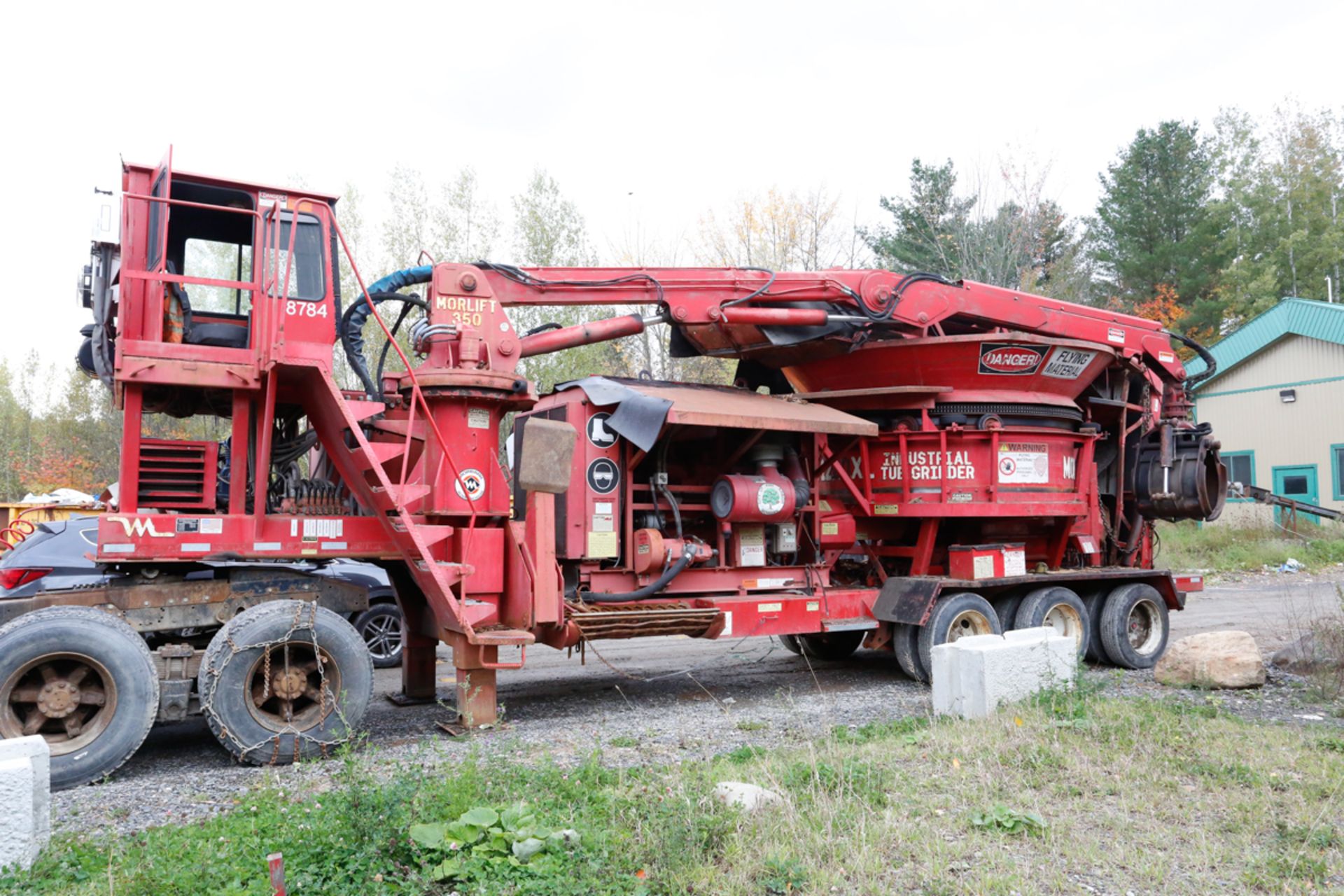 BROYEUR MOBILE "TUB GRINDER" MORBARK 1200XL, 3 ESSIEUX, MOTEUR CAT 3412 750 HP, CHARGEUR MORLIFT,