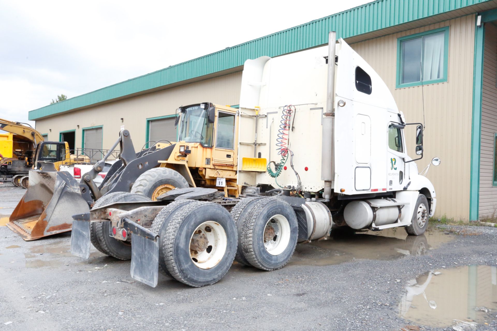 CAMION TRACTEUR FREIGHTLINER A/ COUCHETTE, S/N: 1FUJA6CV65LN20942 (2000) - Image 2 of 3