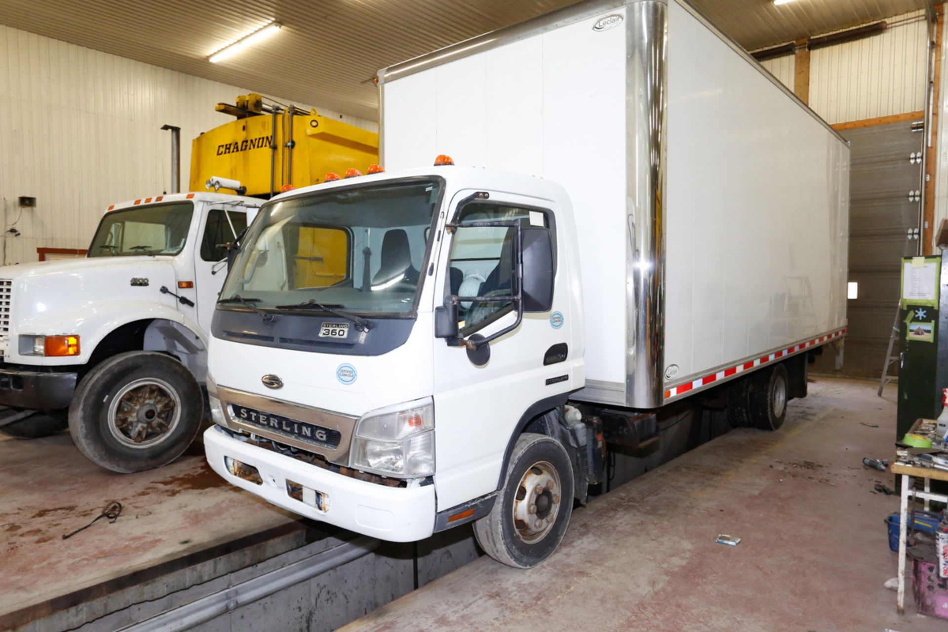 CAMION CUBE STERLING MOD. 360, 1 ESSIEU, ROUES DOUBLES, TAILGATE HYDRAULIQUE, BOITE 20'