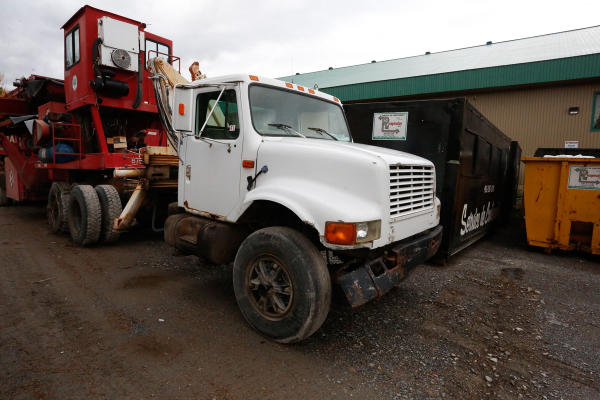 CAMION TRACTEUR INTERNATIONAL 4900, AVEC GRUE MONTE