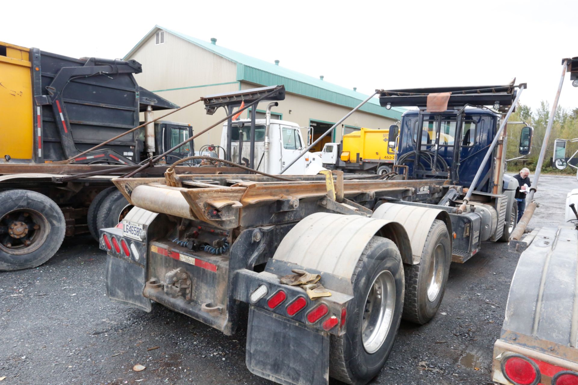 CAMION "ROLL-OFF" MACK GU813, 175 000 KM, S/N: 1M2AX16CXCM014715 (2011) - Image 2 of 4