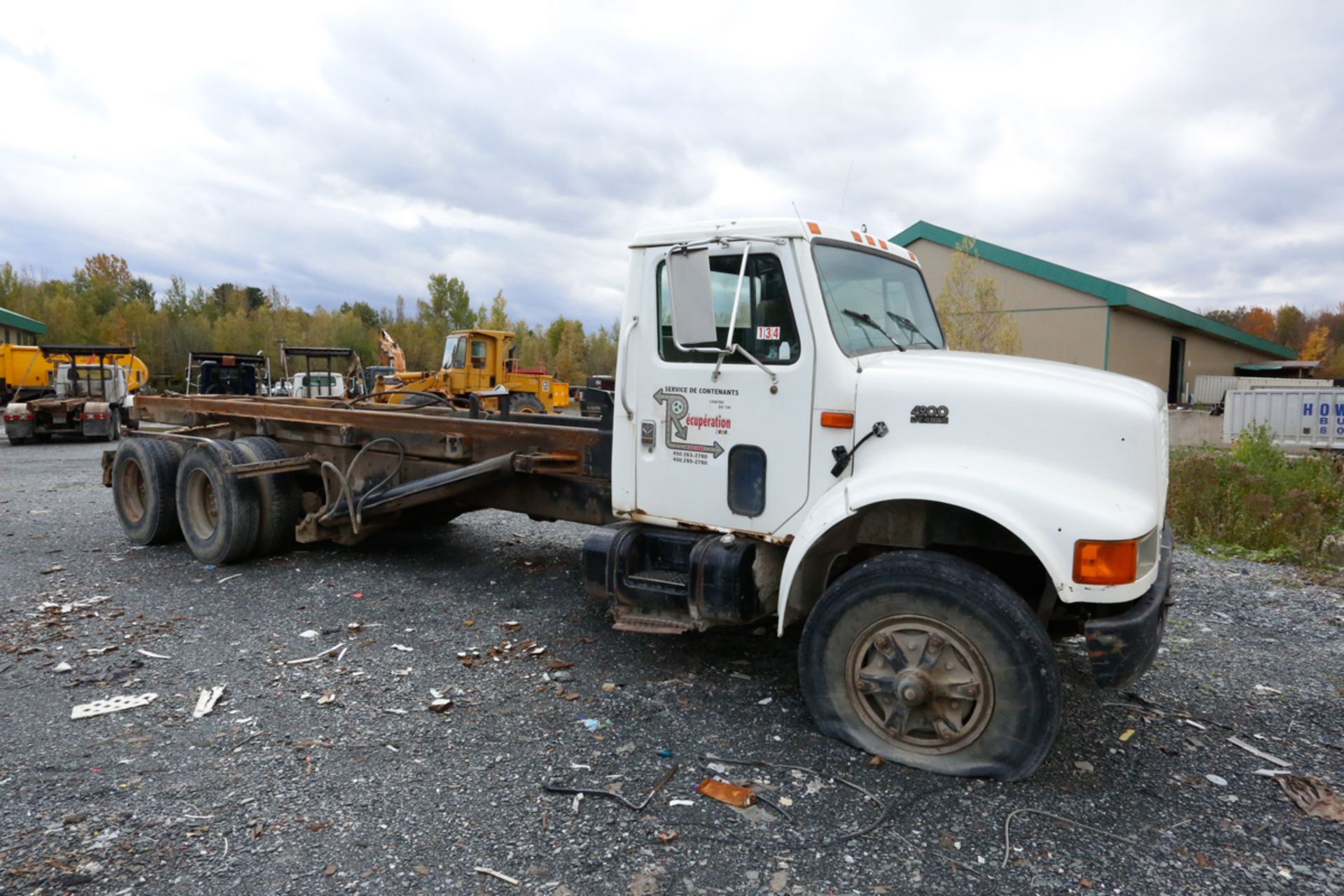 CAMION "ROLL-OFF" INTERNATIONAL 4900, 60 000 LBS CAP, "TEL QUEL" (1996) A/ TRANSMISSION DE RECHANGE - Image 2 of 3