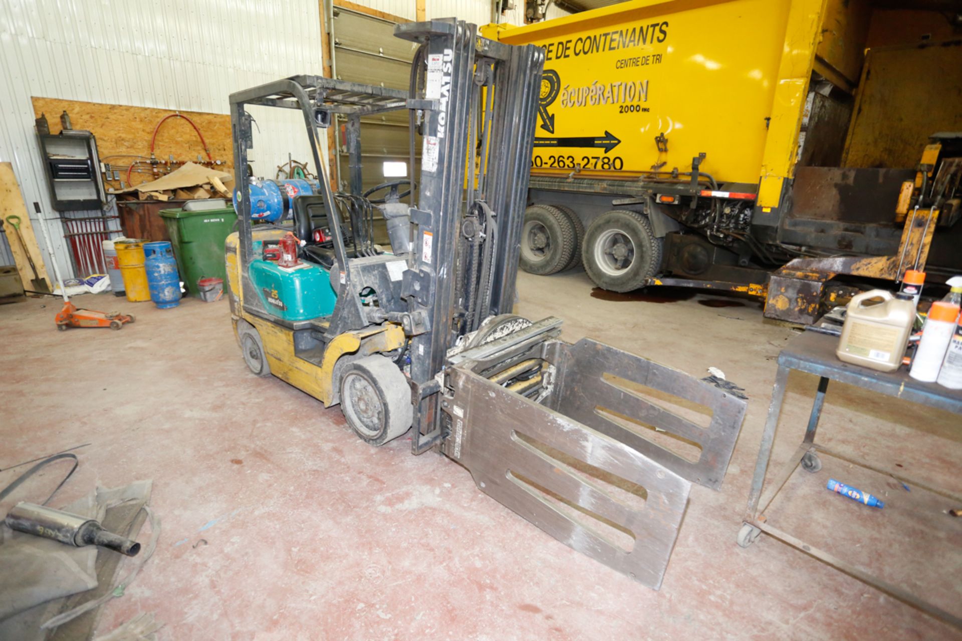 CHARIOT ELEVATEUR AU PROPANE KOMATSU FG25ST-14, 5000 LBS CAP, A/ PINCE ROTATIVE CASCADE, S/N: - Image 2 of 3