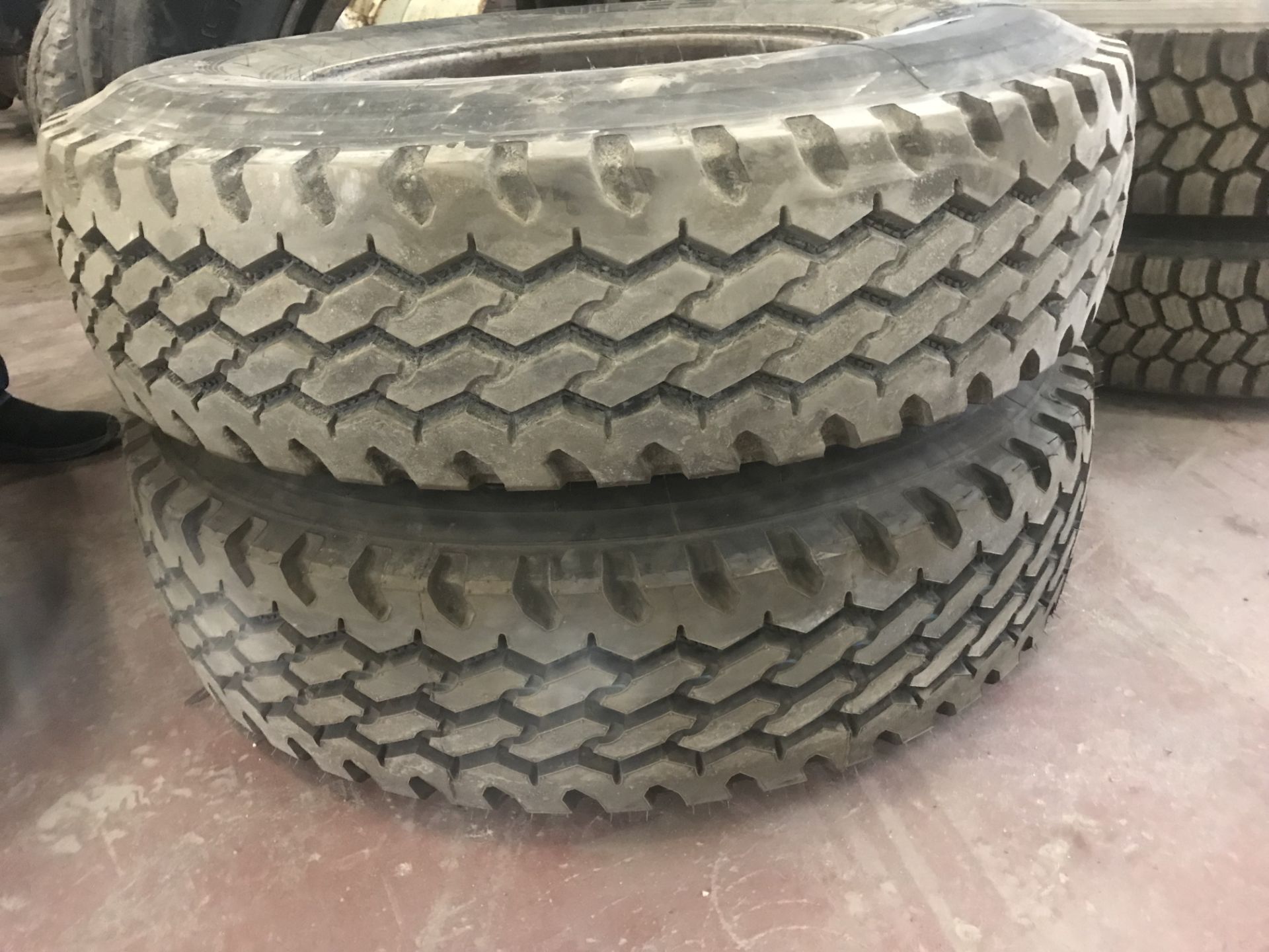 (2) PNEUS HERCULES 315/80R 22.5