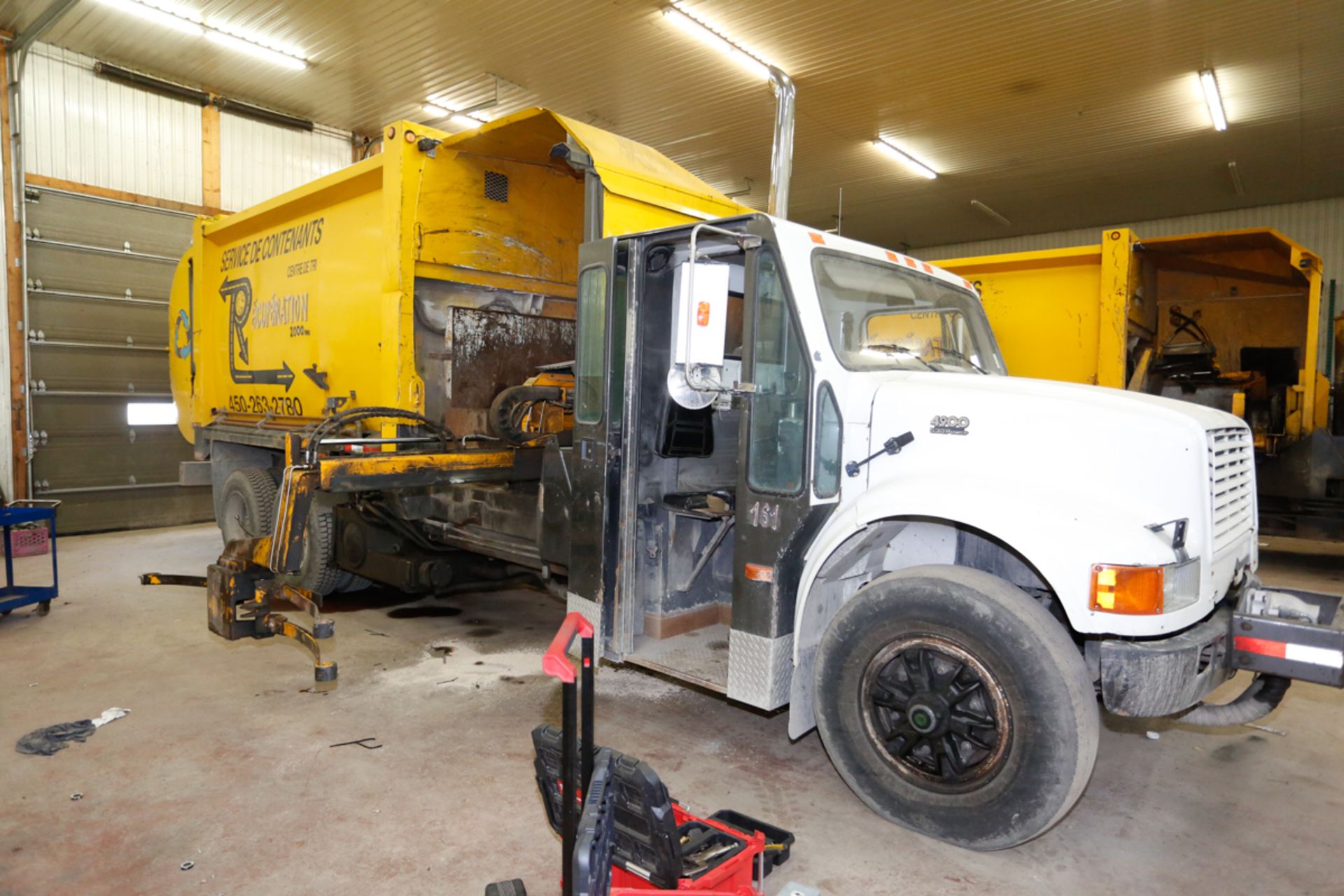 CAMION A REBUS INTERNATIONAL 40S 10 ROUES, CHARGEMENT LATERAL, BRAS GINGRAS, MOTEUR TD466, BENNE - Image 2 of 2