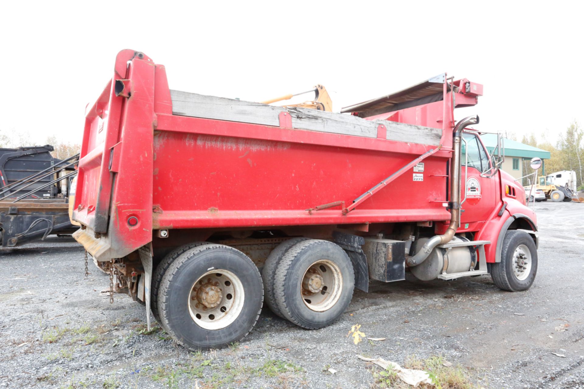 CAMION DOMPEUR STERLING L9500, 10 ROUES, 580 000 KM, A/ LIGNES A AIR, S/N: 2FWJAZCV37AW65664 (2007) - Image 3 of 4