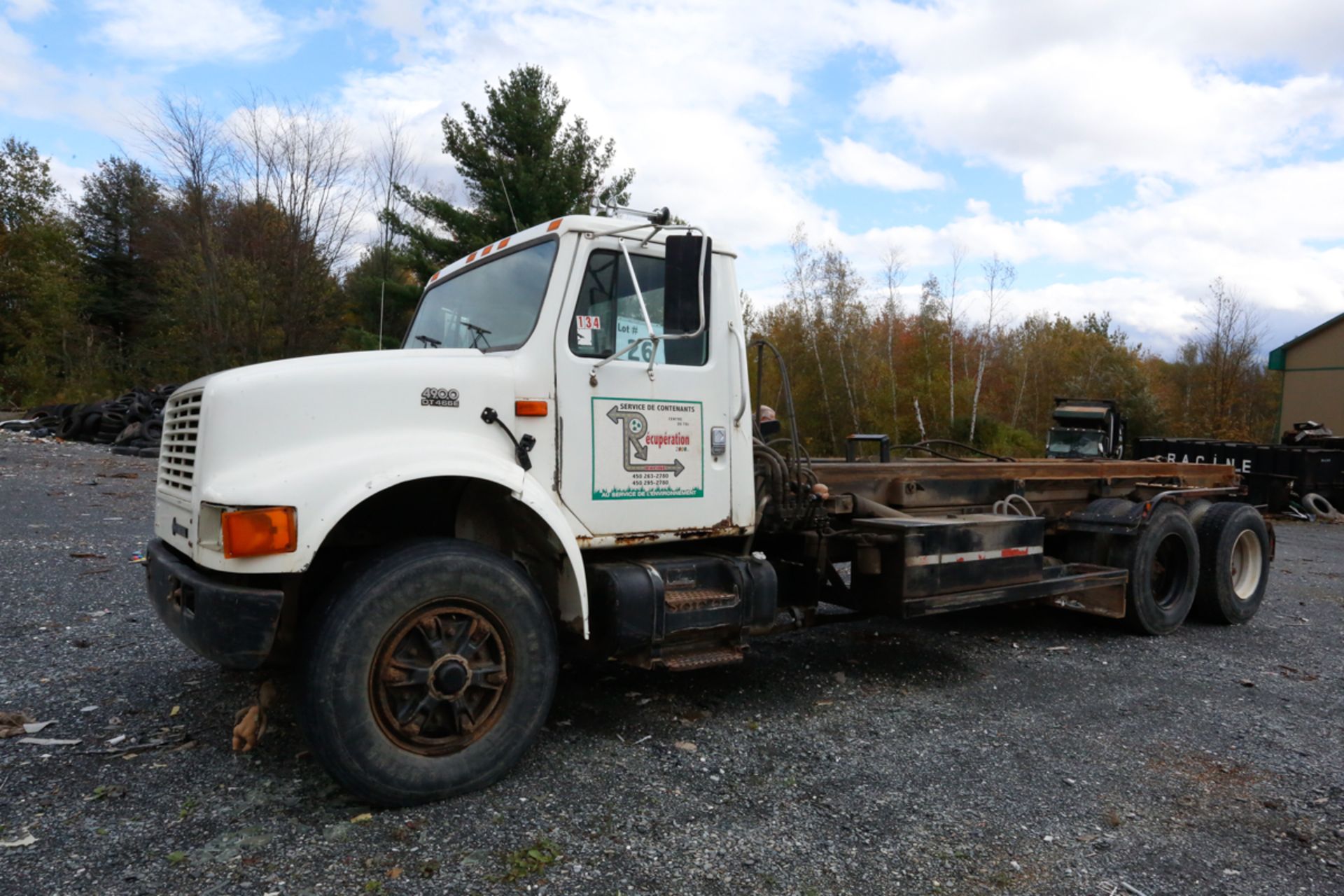 CAMION "ROLL-OFF" INTERNATIONAL 4900, 60 000 LBS CAP, "TEL QUEL" (1996) A/ TRANSMISSION DE RECHANGE