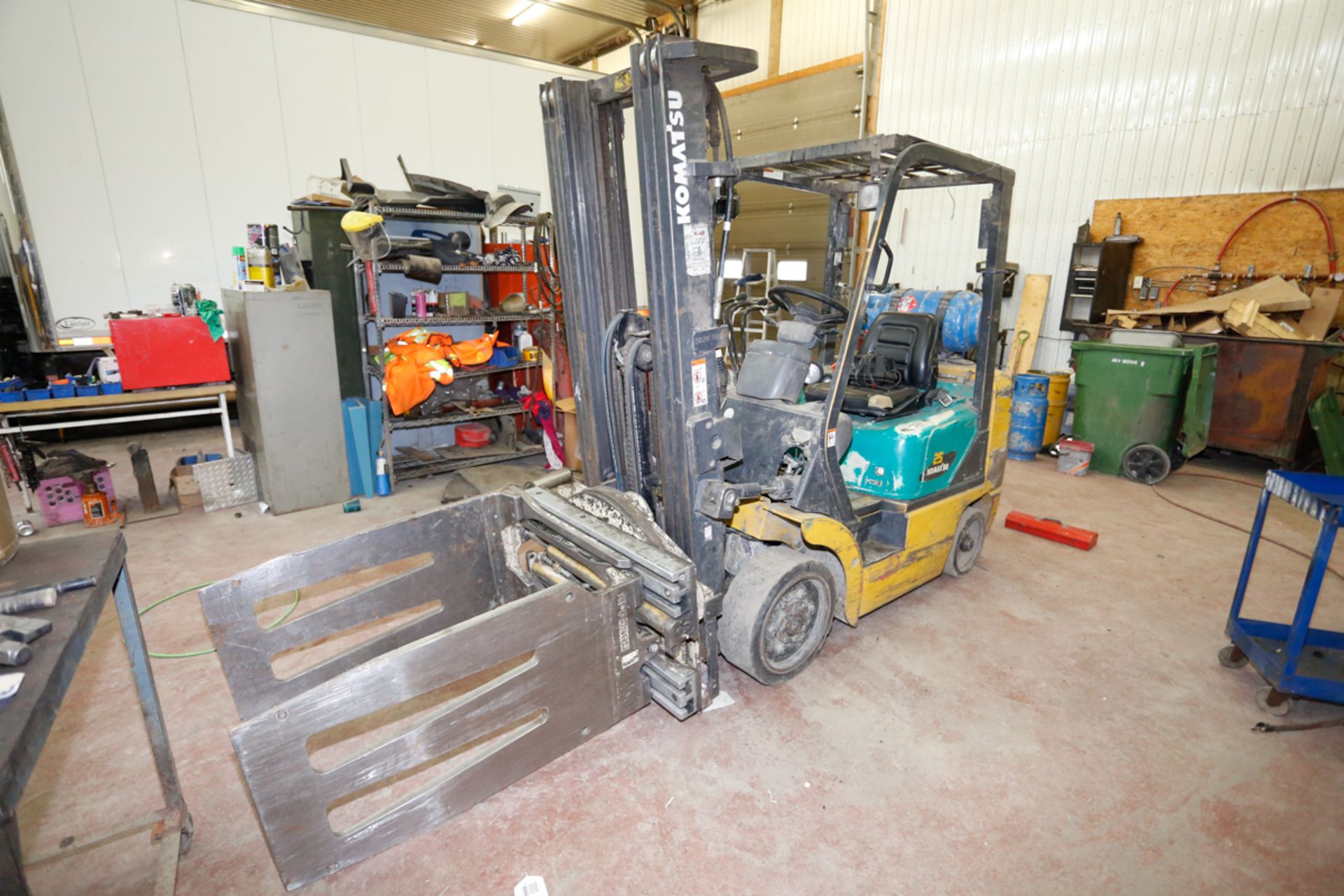 CHARIOT ELEVATEUR AU PROPANE KOMATSU FG25ST-14, 5000 LBS CAP, A/ PINCE ROTATIVE CASCADE, S/N: