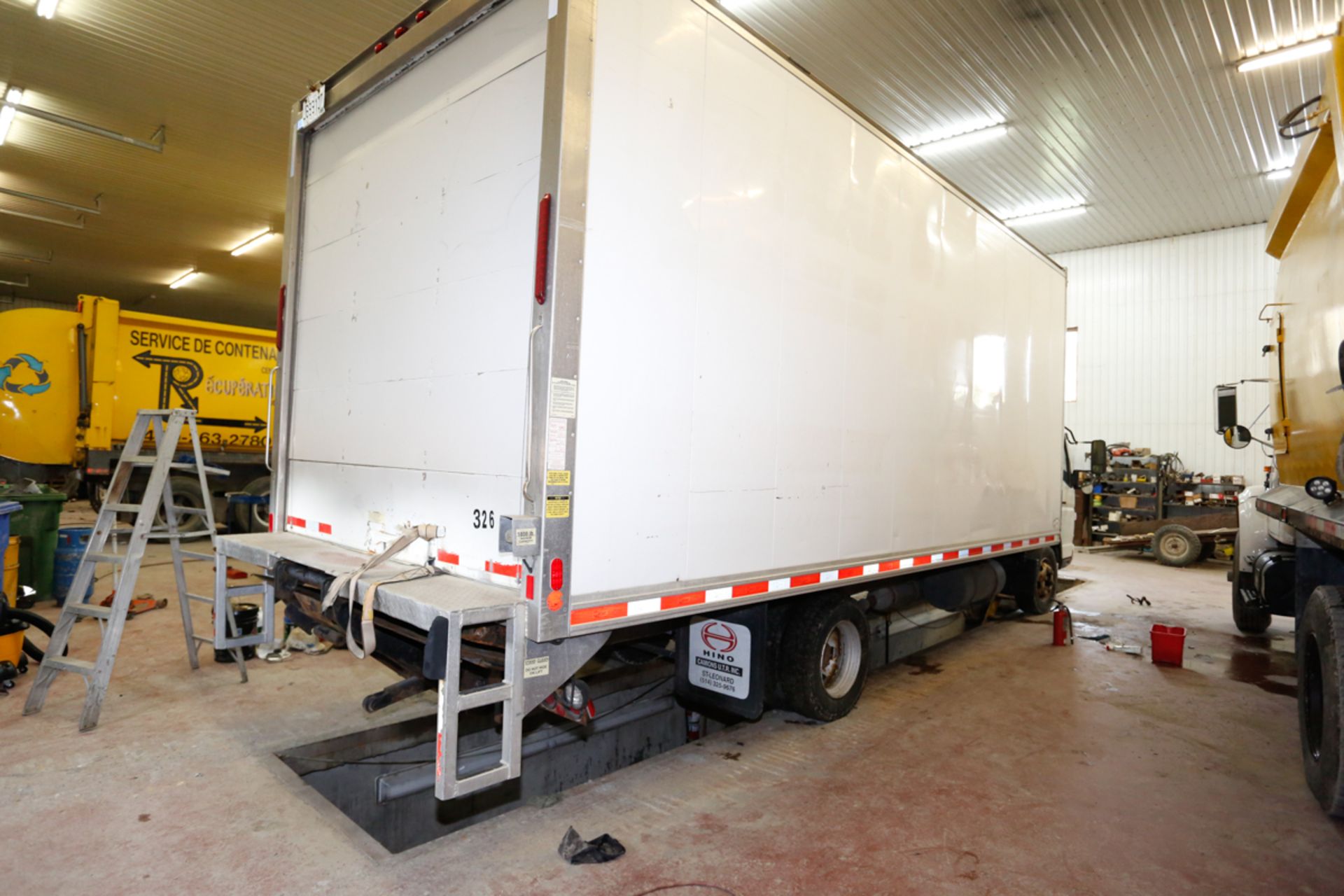 CAMION CUBE STERLING MOD. 360, 1 ESSIEU, ROUES DOUBLES, TAILGATE HYDRAULIQUE, BOITE 20' - Image 2 of 2