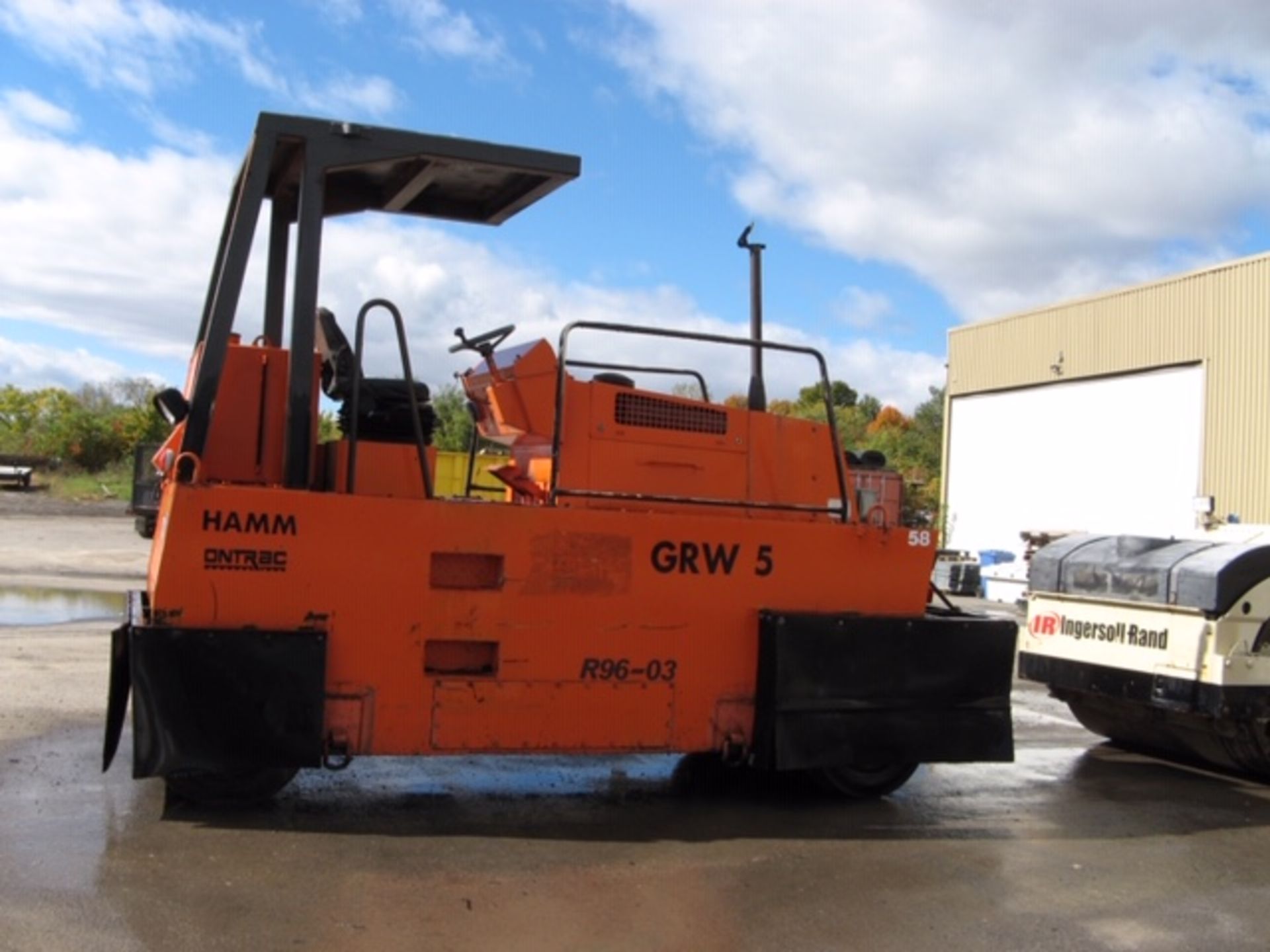 ROULEAU COMPACTEUR PNEUMATIQUE HAMM , 3904.4 HEURES (1995) SITUE A LAVAL, QC