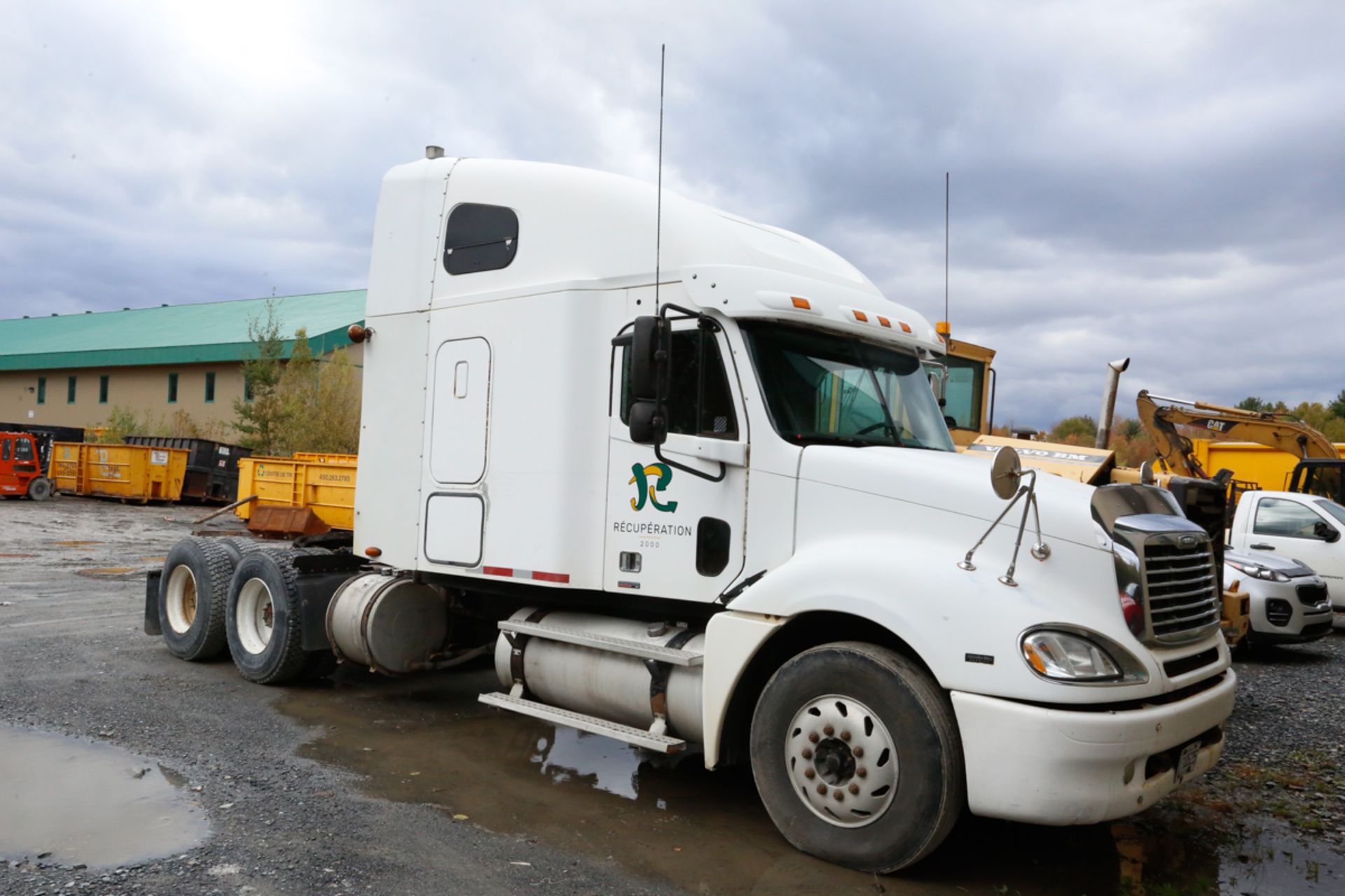 CAMION TRACTEUR FREIGHTLINER A/ COUCHETTE, S/N: 1FUJA6CV65LN20942 (2000)