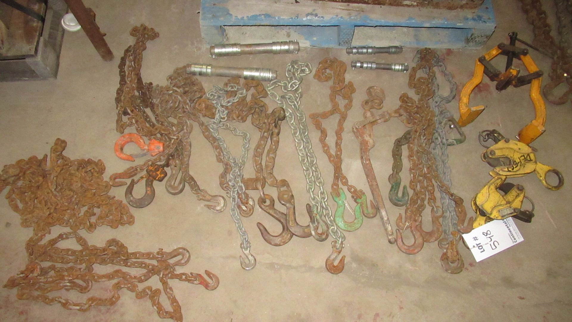 LOT OF PLATE LIFTERS WITH CHAINS / ELEVATEURS ET CHAINES