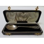 A cased Scottish silver preserve spoon with pierced thistle end, Edinburgh 1961