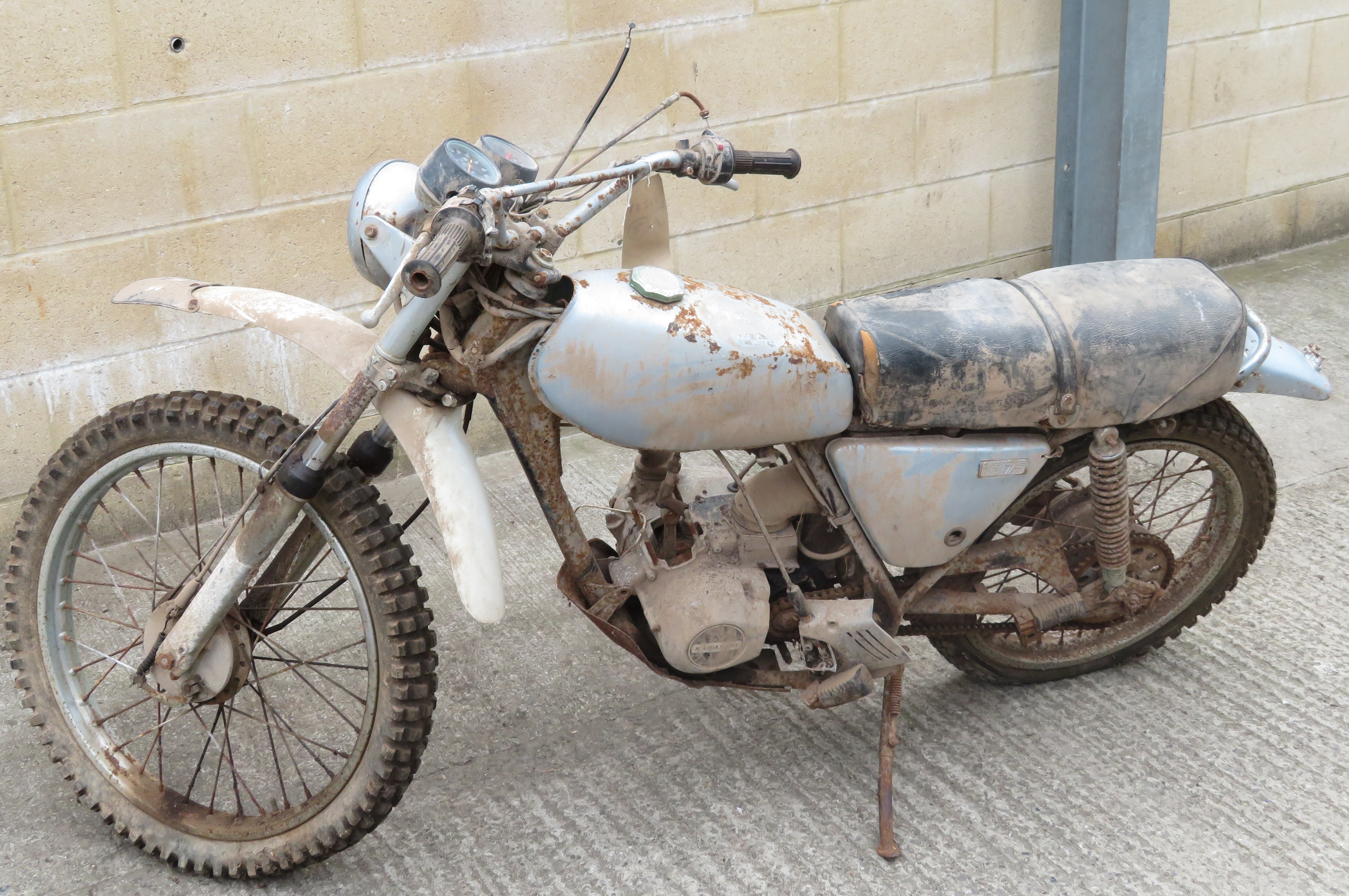 Kawasaki Motorbike - A 1970's Kawasaki KE175 project, blue, this KE175 trial bike will need full - Bild 2 aus 2