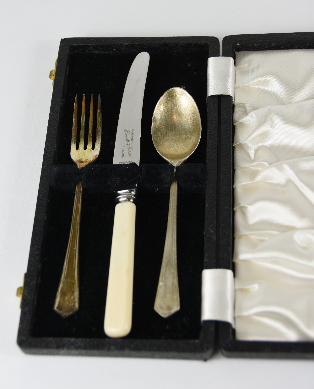 A cased set of six butter knives with silver loaded handles; a cased Victorian silver knife, fork - Image 3 of 5