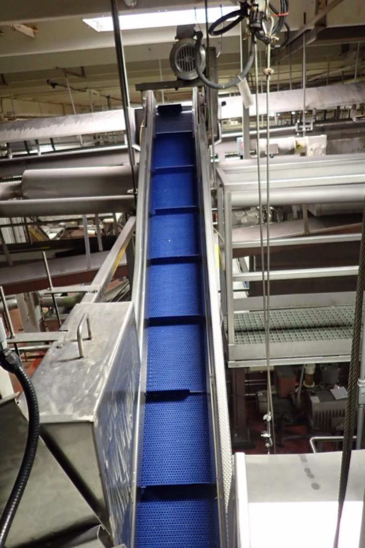 Incline overhead conveyor, plastic flighted belt, 108 in. long x 9 in. wide, 12 in. long x 2 in. tal - Image 3 of 6