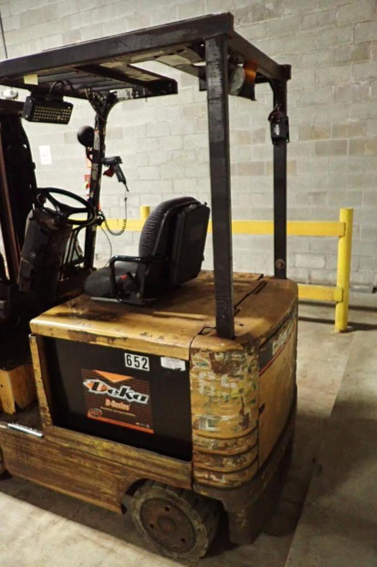 Caterpillar 48 volt forklift, 4 wheel, Model 2EC25, SN A2EC263864, 3 stage mast, side shift, 9507 ho - Image 6 of 8