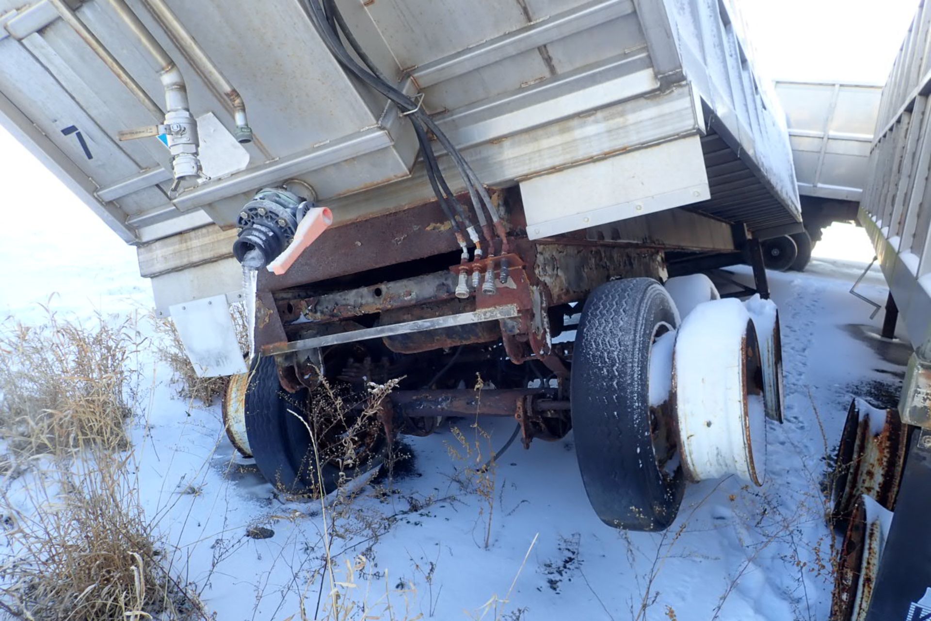 SS semi trailer for unloading pickles, aerated, 32 ft. tandem axle NO TITLE ** Rigging Fee TBD - Image 7 of 7