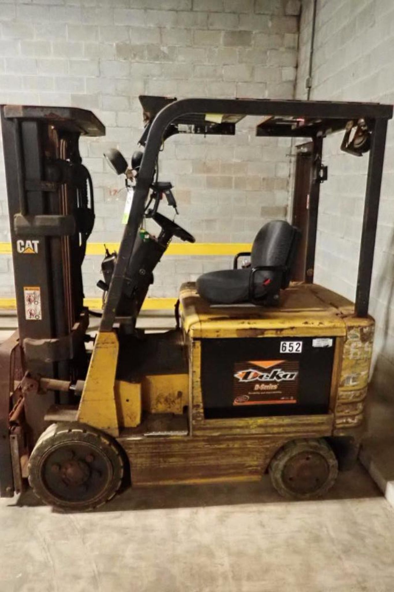 Caterpillar 48 volt forklift, 4 wheel, Model 2EC25, SN A2EC263864, 3 stage mast, side shift, 9507 ho - Image 7 of 8