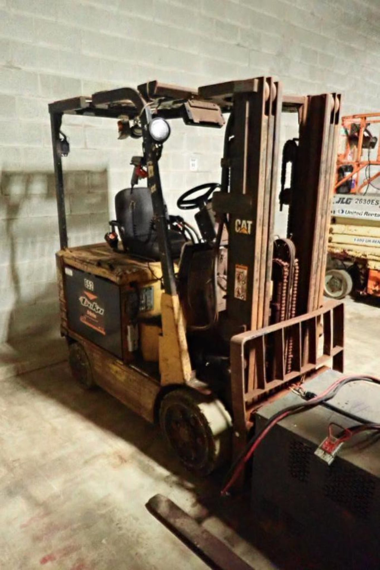 Caterpillar 48 volt forklift, 4 wheel, Model 2EC25, SN A2EC263864, 3 stage mast, side shift, 9507 ho - Image 3 of 8