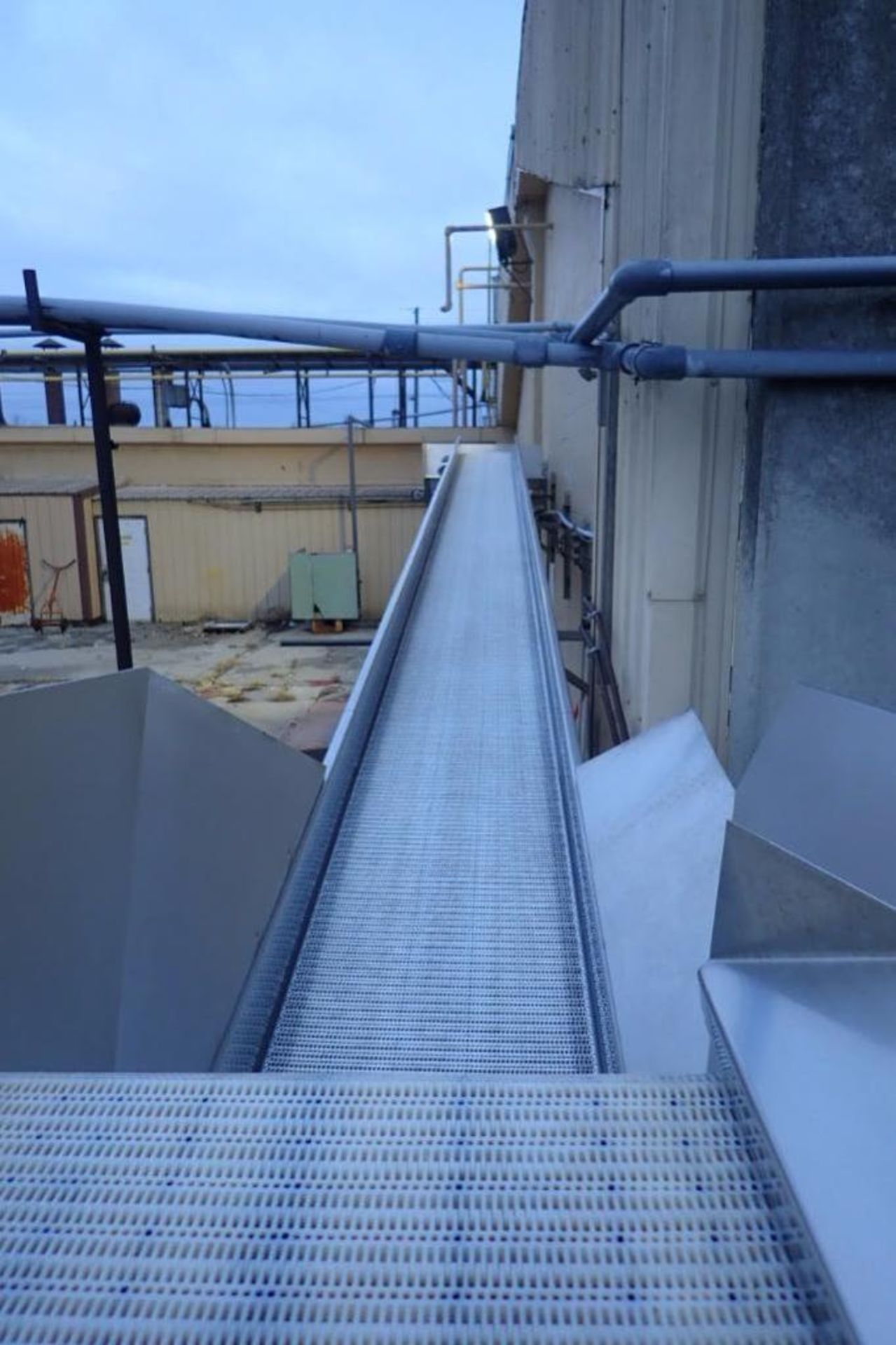 Incline conveyor, 35 ft. long x 24 in. wide x 60 in. infeed x 108 in. discharge, SS frame, motor and - Image 5 of 5