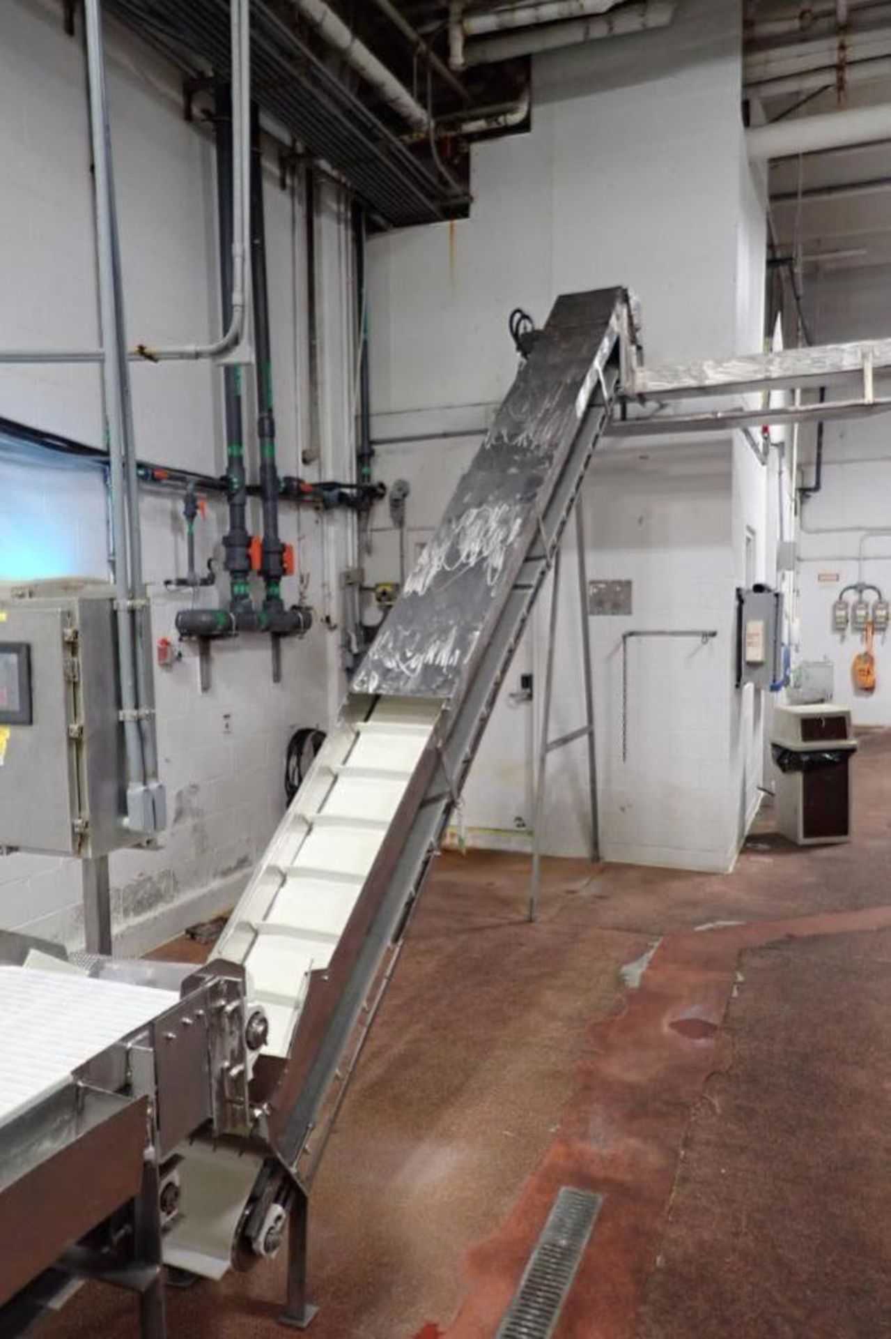 Incline flighted belt conveyor, 16 ft. long x 12 in. wide x 24 in. infeed x 10 ft. discharge, 8 in. - Image 2 of 5