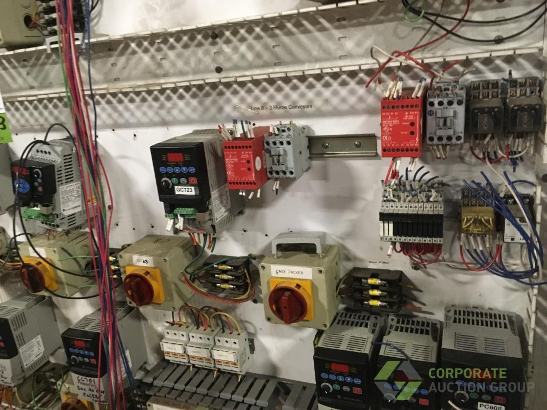 Contents only of control cabinet including: (13) Allen Bradley VFD's, 2 hp; (18) circuit switches - Image 5 of 9