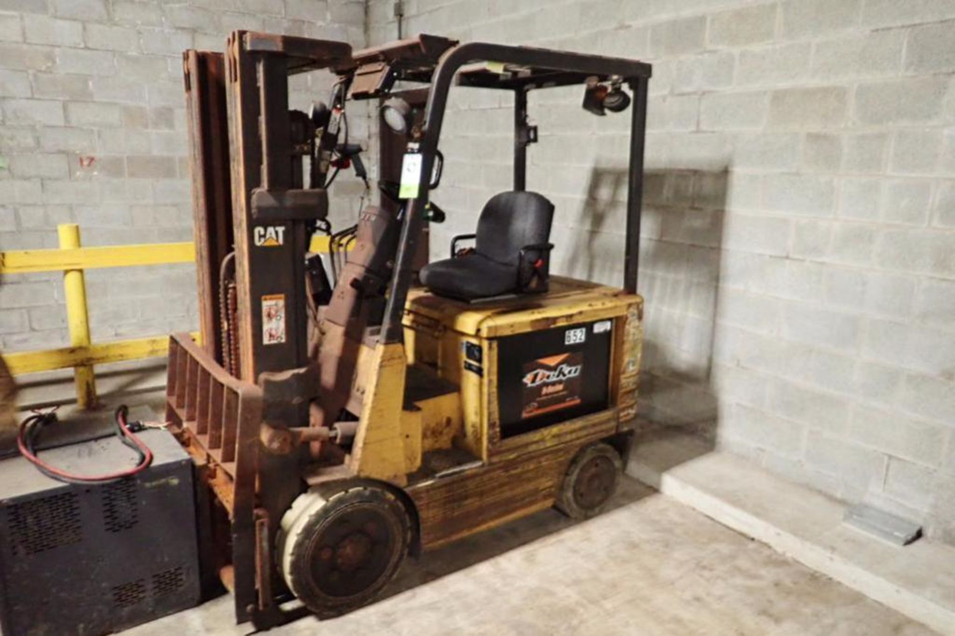 Caterpillar 48 volt forklift, 4 wheel, Model 2EC25, SN A2EC263864, 3 stage mast, side shift, 9507 ho