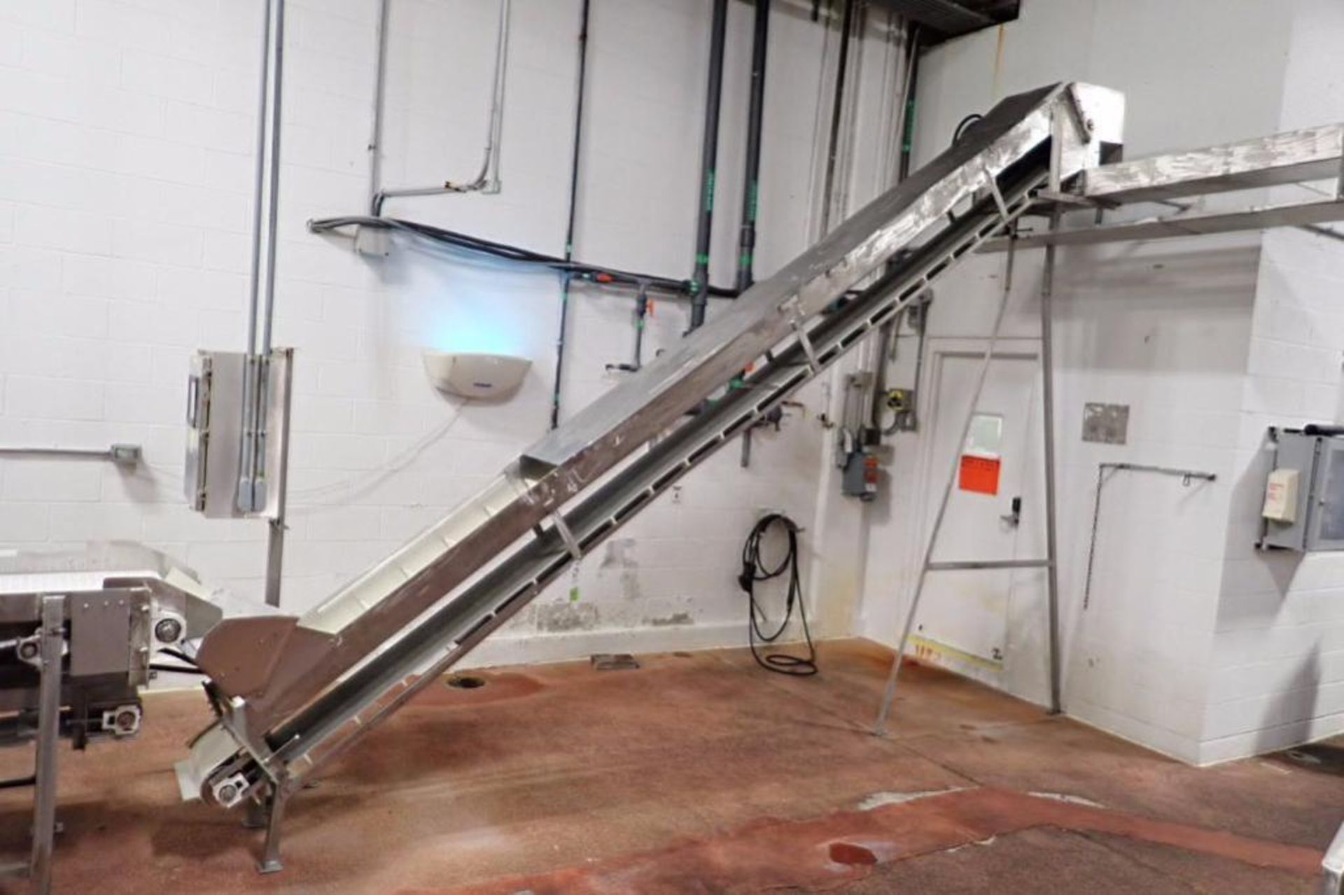 Incline flighted belt conveyor, 16 ft. long x 12 in. wide x 24 in. infeed x 10 ft. discharge, 8 in.