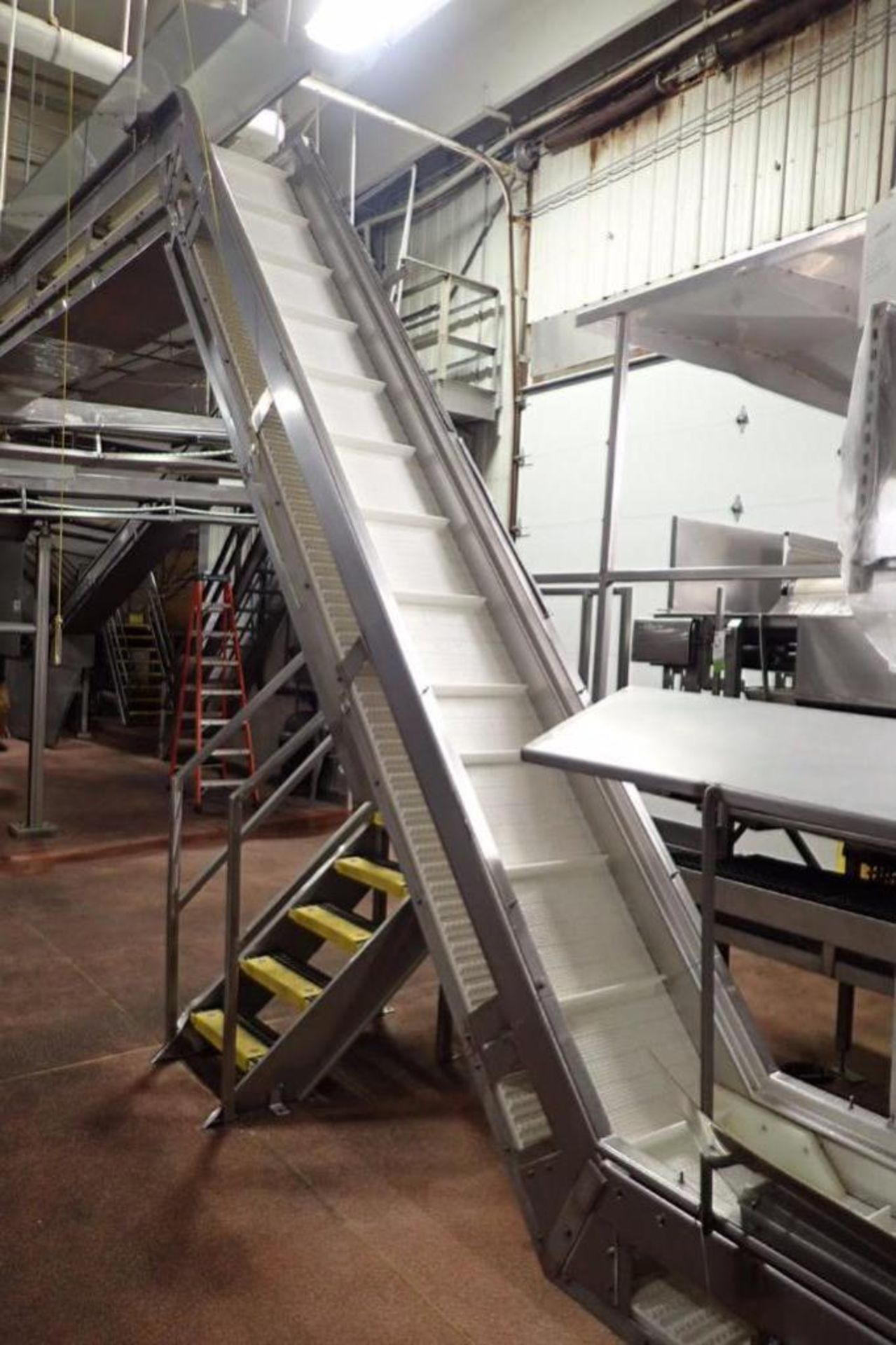 Bryant incline Z conveyor, 27 ft. long x 18 in. wide x 32 in. infeed x 12 ft. discharge, plastic fli - Image 3 of 7