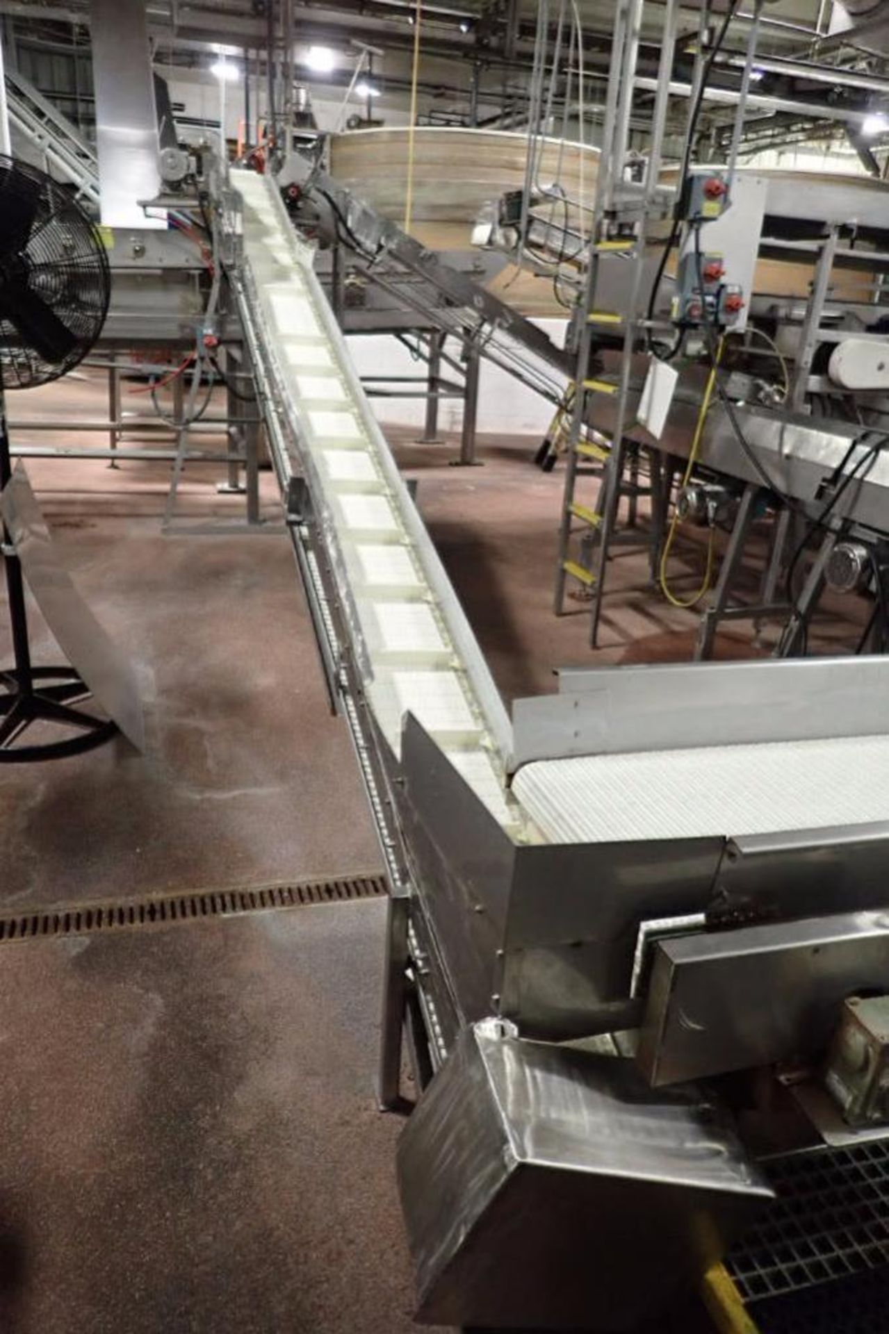 Flighted incline conveyor, 20 ft. long x 11.5 in. wide x 24 in. infeed x 84 in. discharge, 12 in. lo