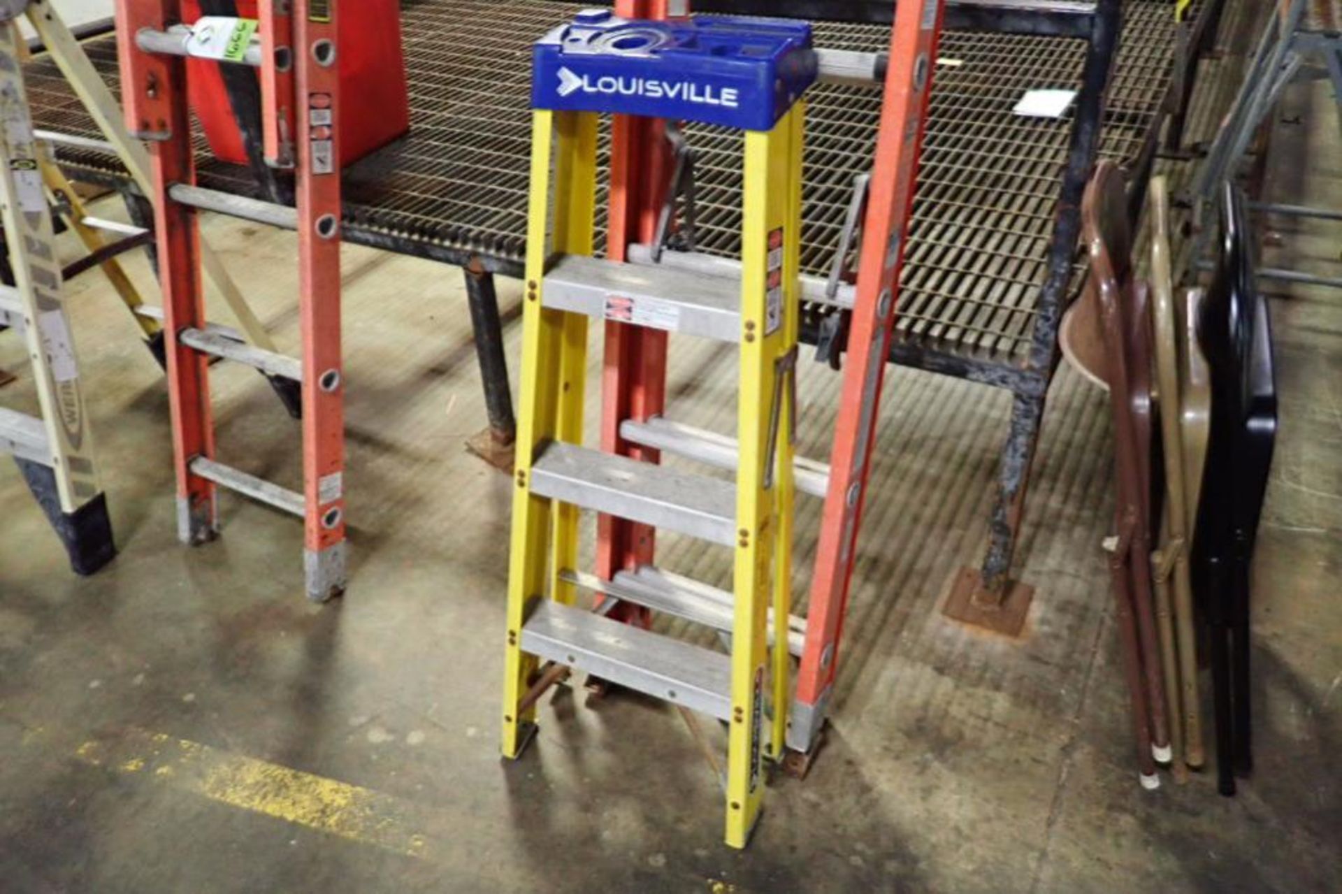 (1) Louisville 16 ft. fiberglass extension ladder; (1) Louisville 4 ft. step ladder. ** Rigging Fee: - Image 2 of 4