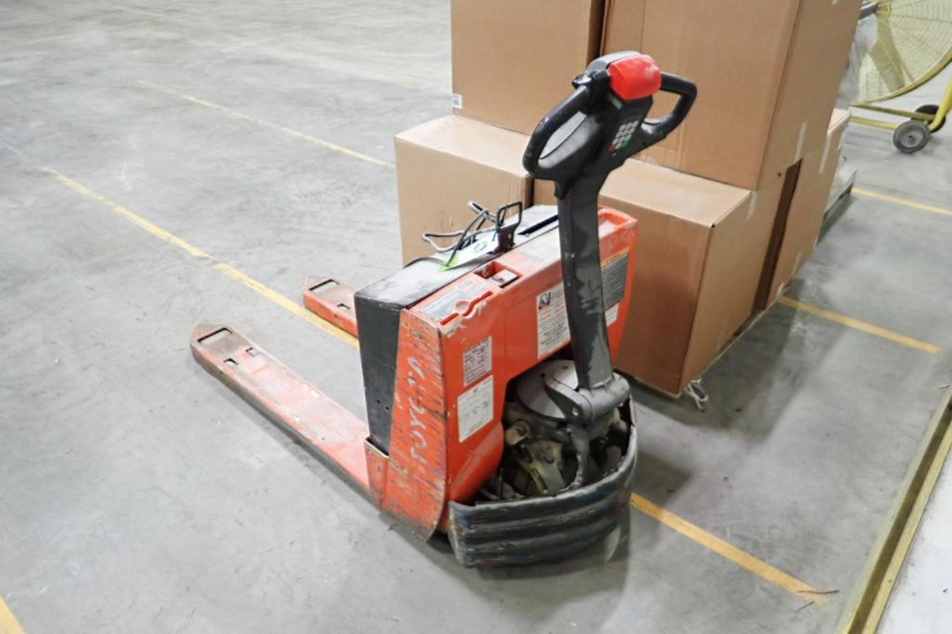 Toyota 24 volt walk behind pallet jack, Model 7HBW23, SN 34014, 4500 lb. capacity, on board 115 volt - Image 3 of 6