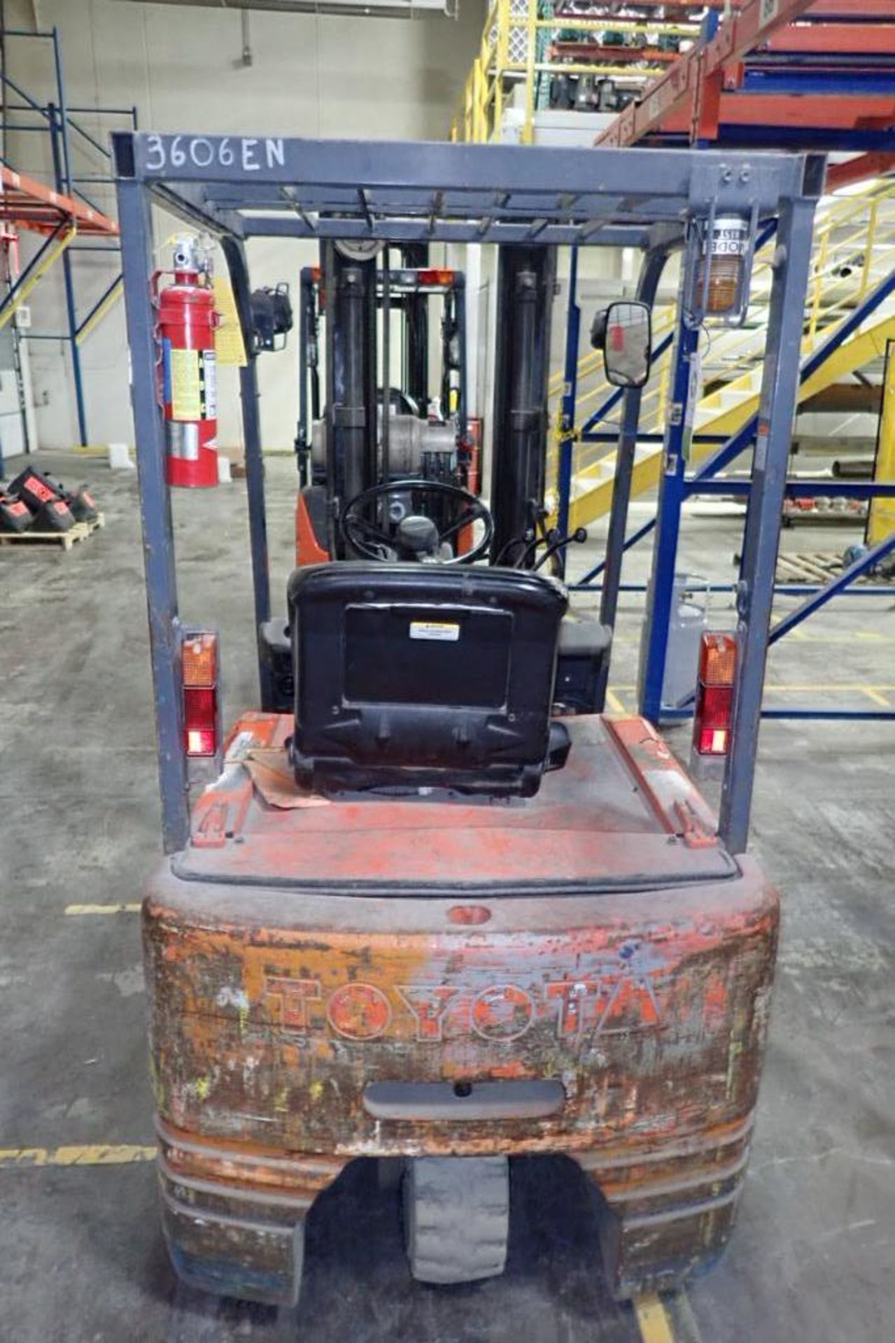 Toyota 36 volt electric fork lift, Model 5FBE18, SN 26985, 3 wheel, 189 in. lift, 42 in. forks, 2500 - Image 5 of 9