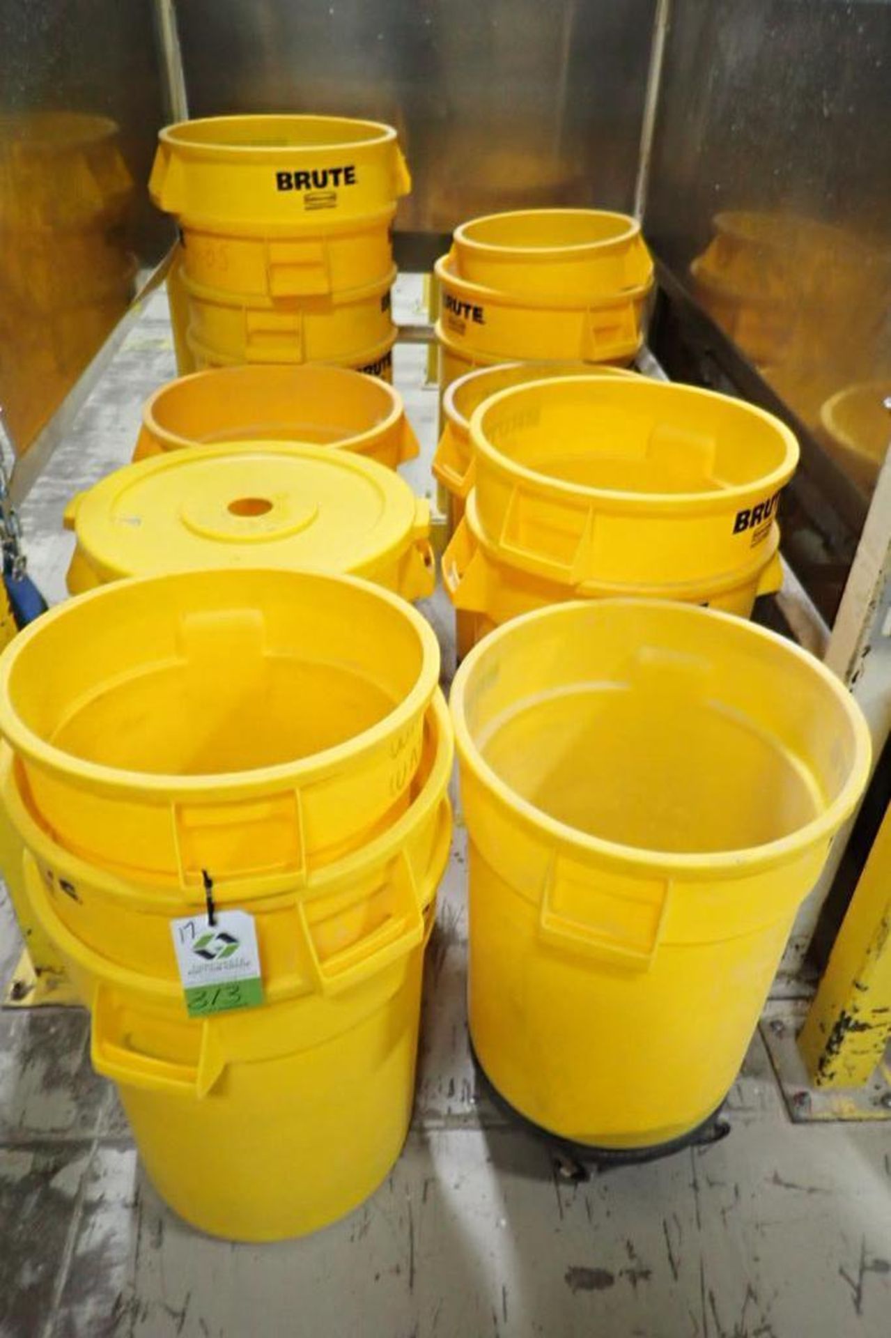 (17) yellow brute trash bins. **Rigging Fee: $25** (Located in Brooklyn Park, MN.) - Image 2 of 4