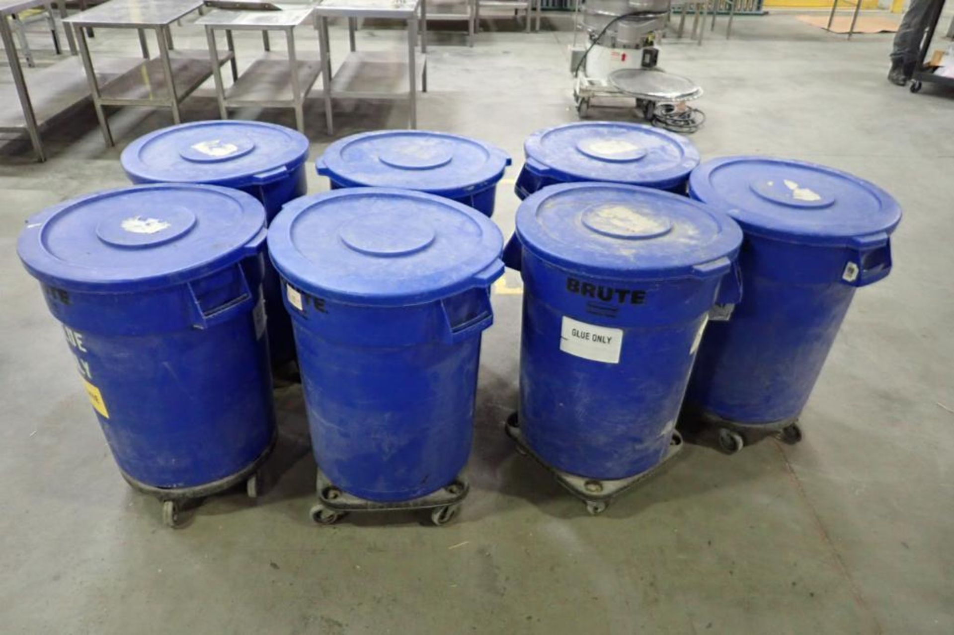 (7) brute trash bins, 2 have glue pellets. **Rigging Fee: $25** (Located in Brooklyn Park, MN.) - Image 2 of 5