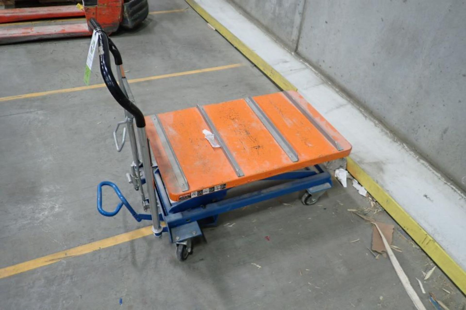Southworth hydraulic cart, 30 in. long x 20 in. wide, foot operated, 550 lb. capacity. **Rigging Fee - Image 3 of 5